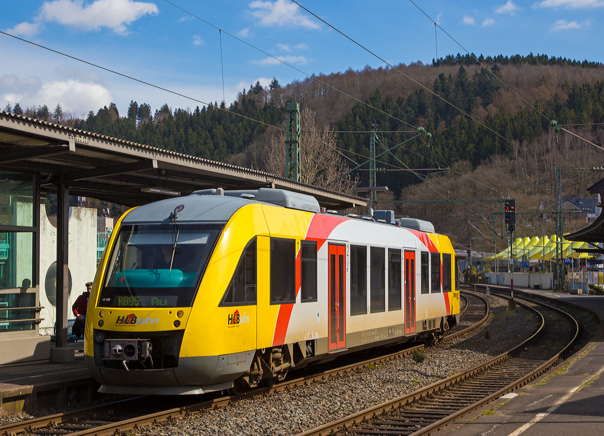 
Der VT 202 (95 80 0640 102-9 D-HEB) ein Alstom Coradia LINT 27 der (Hessische Landesbahn), ex Vectus VT 202, fährt am 03.04.2015 als RB 95  Sieg-Dill-Bahn  (Dillenburg - Siegen - Au/Sieg) in den Bahnhof Betzdorf/Sieg ein.  

Der Triebwagen wurde 2004 Alstom (LHB) in Salzgitter unter der Fabriknummer 1187-002 für die vectus Verkehrsgesellschaft mbH gebaut, mit dem Fahrplanwechsel am 14.12.2014 wurden alle Fahrzeuge der vectus nun Eigentum der HLB.