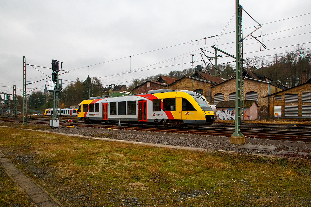 Der VT 203 ABp (95 80 0640 103-7 D-HEB), ein Alstom Coradia LINT 27 der HLB, ex vectus VT 203, fährt am 14.12.2021 in Betzdorf/Sieg aus der Abstellgruppe in den Bahnhof ein, wo er als RB 90 (Umlauf 61717)  Westerwald-Sieg-Bahn  (Betzdorf/Sieg – Au/Sieg - Altenkirchen) bereit gestellt wird.

Der Alstom Coradia LINT 27 wurde 2004 von Alstom (vormals Linke-Hofmann-Busch GmbH (LHB) in Salzgitter unter der Fabriknummer 1187-003 gebaut und an die vectus Verkehrsgesellschaft mbH, mit dem Fahrplanwechsel am 14.12.2014 wurden alle Fahrzeuge der vectus nun Eigentum der HLB.