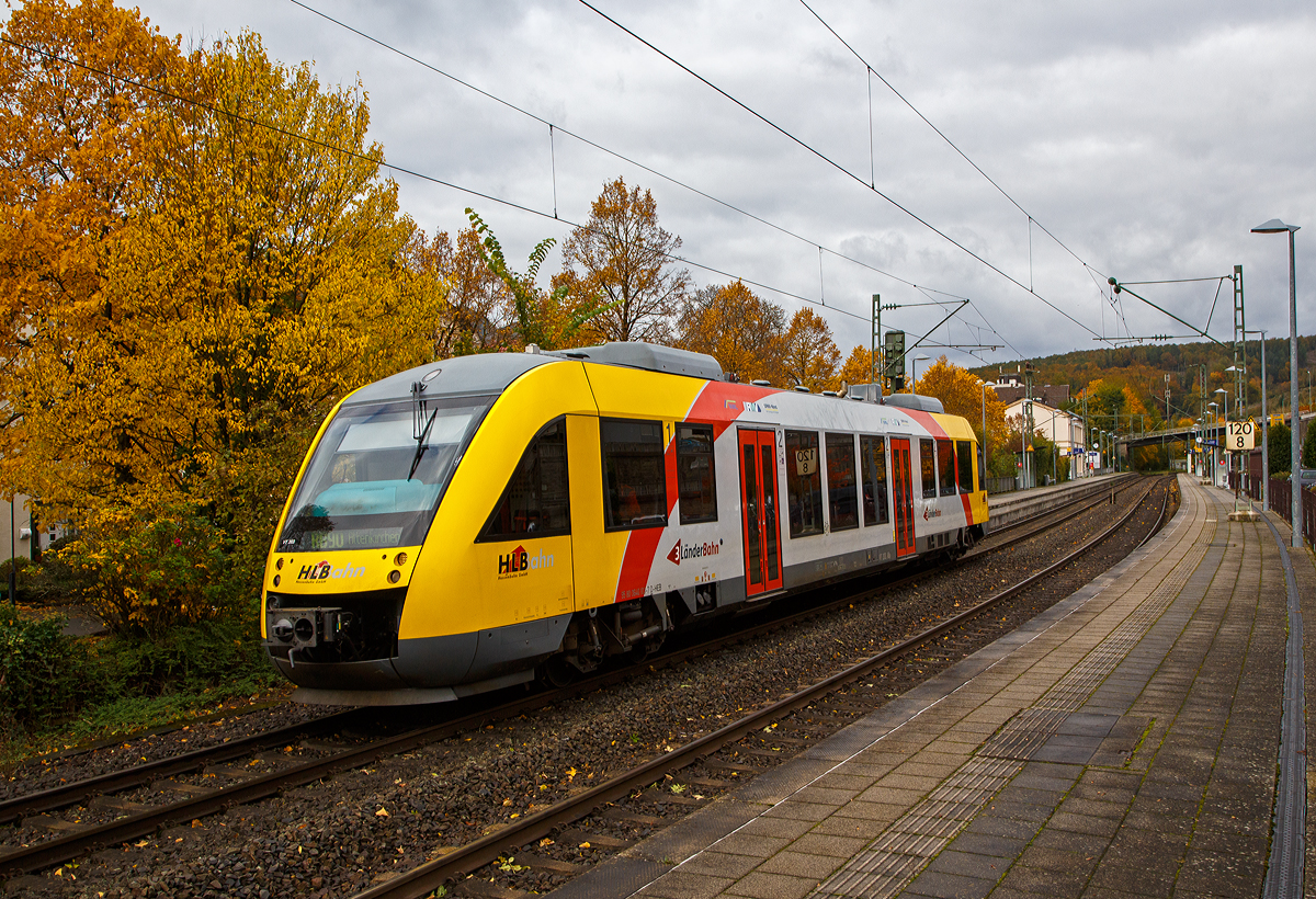 Der VT 203 ABp (95 80 0640 103-7 D-HEB), ein Alstom Coradia LINT 27 der HLB, ex vectus VT 203, verlässt am 22.10.2021, als RB 90 (Umlauf 61717)  Westerwald-Sieg-Bahn  (Siegen - Betzdorf/Sieg – Au/Sieg - Altenkirchen) den Bahnhof Kirchen/Sieg. 

Der Alstom Coradia LINT 27 wurde 2004 von Alstom (vormals Linke-Hofmann-Busch GmbH (LHB) in Salzgitter unter der Fabriknummer 1187-003 gebaut und an die vectus Verkehrsgesellschaft mbH, mit dem Fahrplanwechsel am 14.12.2014 wurden alle Fahrzeuge der vectus nun Eigentum der HLB.
