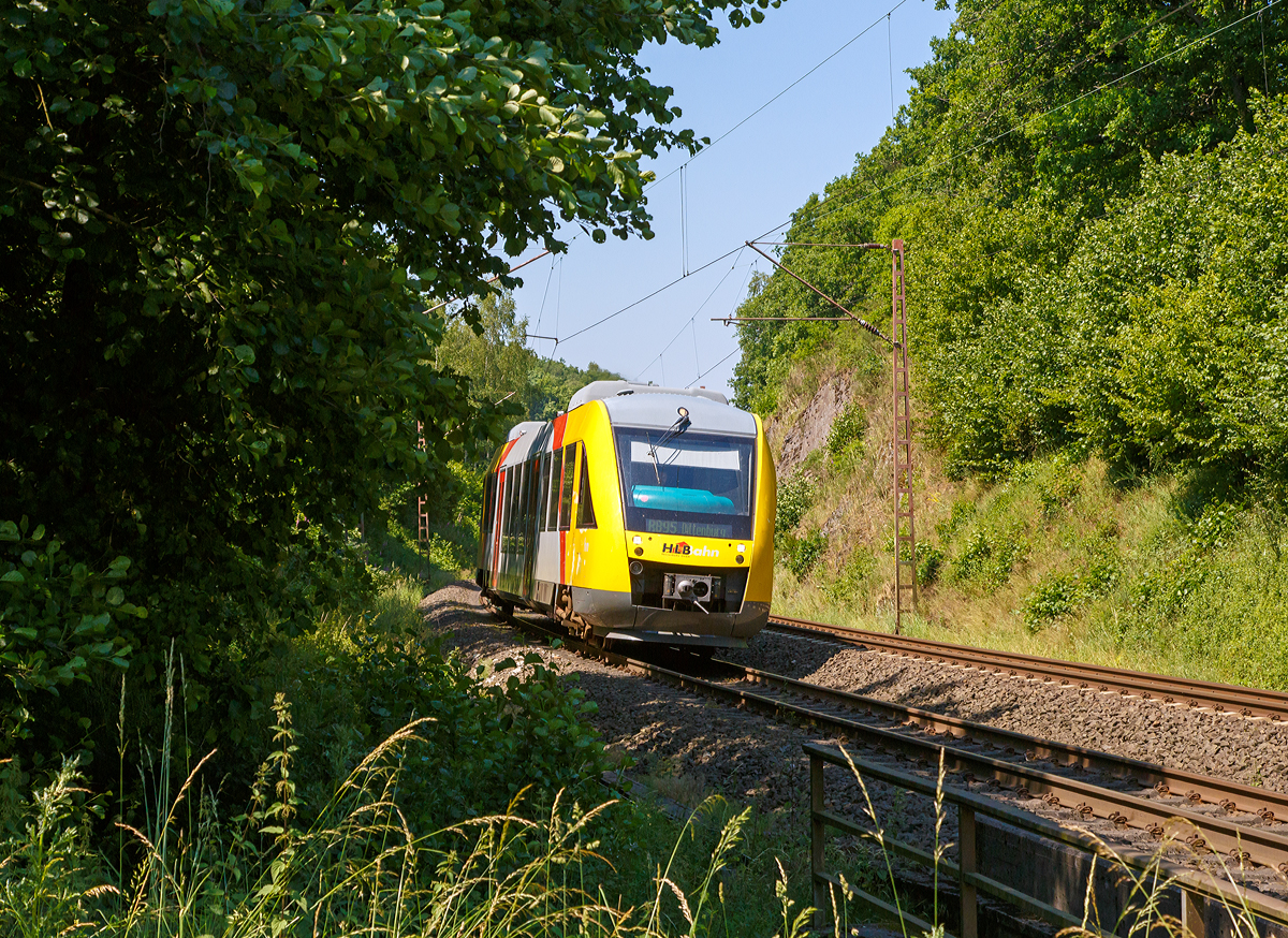 
Der VT 206 (95 80 0640 106-0 D-HEB), ein Alstom Coradia LINT 27 der HLB (Hessische Landesbahn) fährt am 02.07.2015 als RB 95  Sieg-Dill.Bahn  Au/Sieg - Siegen - Dillenburg durch Rudersdorf in Richtung Dillenburg, hier kurz vor dem Rudersdorfer Tunnel.