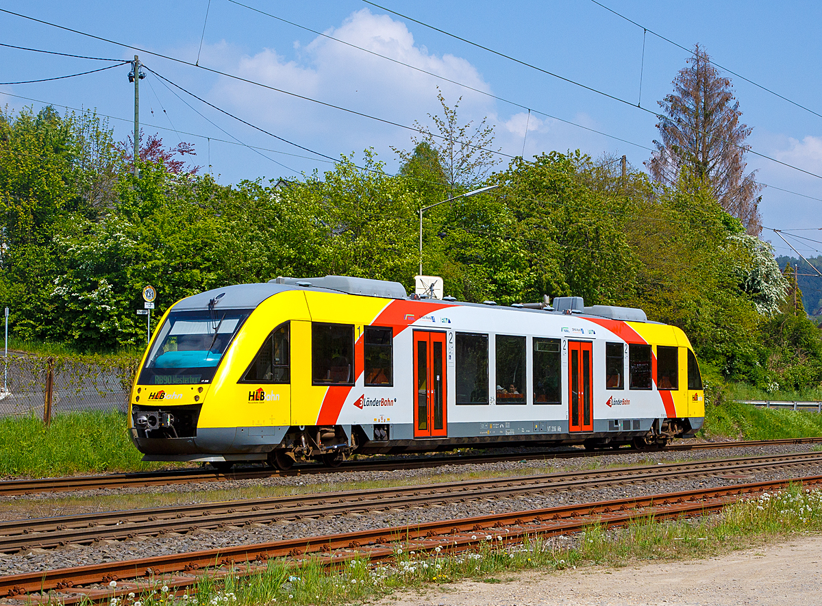 
Der VT 206 ABp (95 80 0640 106-0 D-HEB), ein Alstom Coradia LINT 27 der HLB (Hessische Landesbahn), erreicht am 01.05.2019, als RB 90   Westerwald-Sieg-Bahn  (Siegen - Au/Sieg - Altenkirchen - Westerburg), den Bahnhof Brachbach/Sieg.