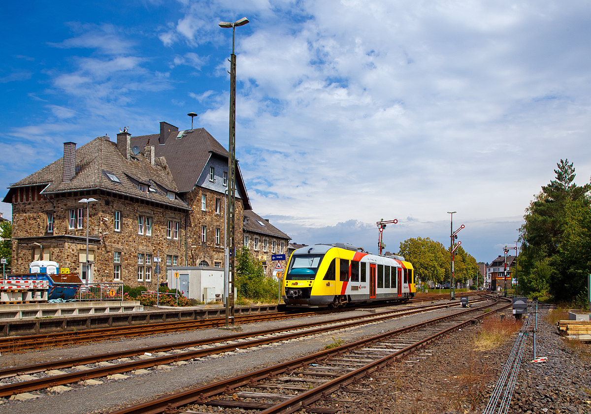 
Der VT 207 ABp (95 80 0640 107-8 D-HEB) ein Alstom Coradia LINT 27 der HLB (Hessische Landesbahn), ex VT 207 der vectus, fährt am 21.07.2018, als  RB 90  Westerwald-Sieg-Bahn , von Altenkirchen (Ww) in Richtung Westerburg los. 
