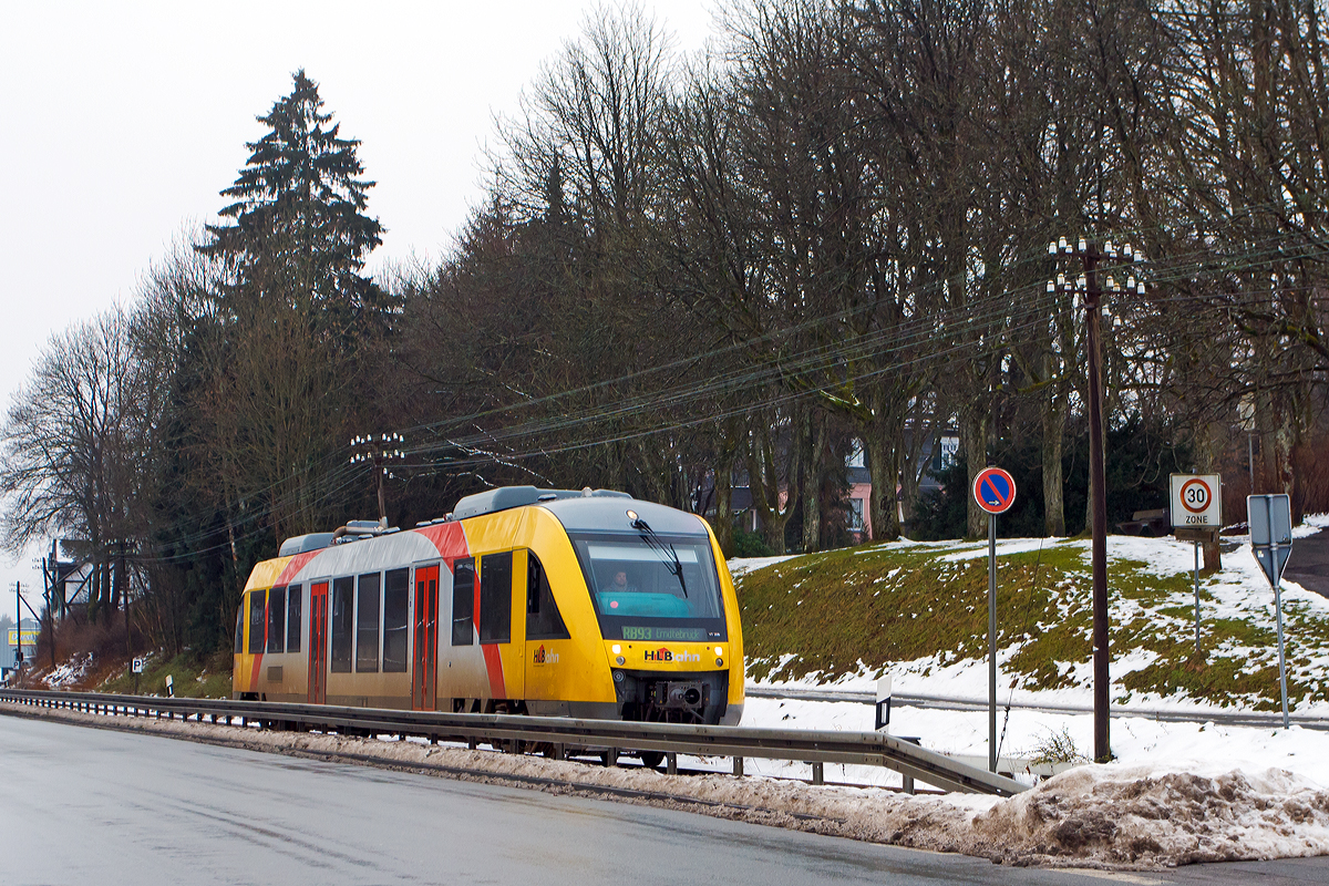 
Der VT 209 ABp (95 80 0640 109-4 D-VCT) ein Alstom Coradia LINT 27 der HLB Hessenbahn GmbH, am 02.01.2015 in Erndtebr�ck kurz vor dem Erreichen der Endstation dem Bahnhof Erndtebr�ck. 

Er f�hrt als als RB 93  Rothaarbahn  die Verbindung Siegen - Kreuztal - Erndtebr�ck. 