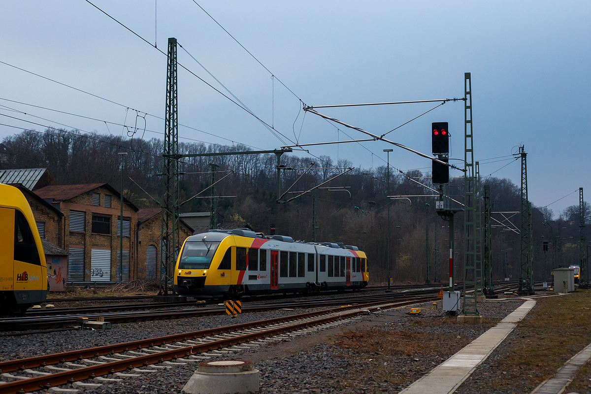Der VT 254 (95 80 0648 154-2 D-HEB / 95 80 0648 654-1 D-HEB) ein Alstom Coradia LINT 41 der HLB (Hessische Landesbahn), ex Vectus VT 254 erreicht am 25.03.2021, als RB 90  Westerwald-Sieg-Bahn  Altenkirchen – Au – Betzdorf, den Zielbahnhof Betzdorf (Sieg).

Wenn er mich gemeint hat, einen lieben Gruß an den Tf zurück.