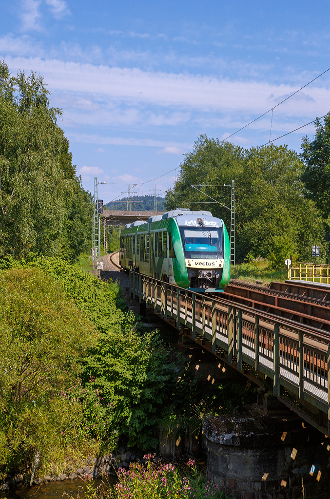 
Der VT 255 (95 80 0648 155-9 D-HEB / 95 80 0648 655-8 D-HEB) ein Alstom Coradia LINT 41 der HLB (Hessische Landesbahn), ex VT 255 der vectus (noch in vetus Farbgebung) , fährt am 23.08.2015, als RB 95  Sieg-Dill.Bahn  Dillenburg - Siegen - Au/Sieg, in Siegen-Eiserfeld über die Siegbrücke und erreicht gleich den Bf Eiserfeld.

Der Alstom Coradia LINT 41 wurde 2004 von Alstom (LHB) in Salzgitter unter der Fabriknummer 1188-005 für die vectus Verkehrsgesellschaft mbH gebaut, mit dem Fahrplanwechsel am 14.12.2014 wurden alle Fahrzeuge der vectus nun Eigentum der HLB 