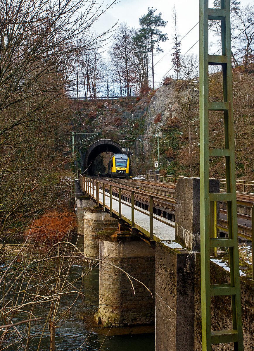 Der VT 256 (95 80 0648 156-7 D-HEB / 95 80 0648 656-6 D-HEB), ein Alstom Coradia LINT 41 der HLB - Hessische Landesbahn (3LänderBahn), hat als RB 90 „Westerwald-Sieg-Bahn“ , der Verbindung Altenkirchen(Westerwald) – Au(Sieg) - Betzdorf(Sieg) – Siegen Hbf, auf der Siegstrecke (KBS 460) bei km 79,4 den 32 m langen Mühlburg-Tunnel und fährt nun auf die Siegbrücke und erreicht bald den Bahnhof Scheuerfeld (Sieg) am 02.12.2023.

Durch eine Weichenstörung beim Bahnhof Scheuerfeld, die schnell behoben wurde, fährt er hier heute mal links.