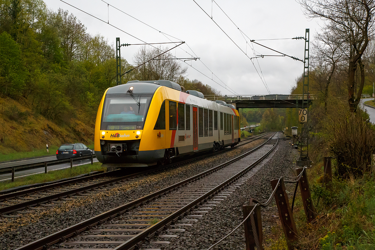 
Der VT 259 (95 80 0648 159-1 D-HEB / 95 80 0648 659-0 D-HEB) ein Alstom Coradia LINT 41 der HLB (Hessische Landesbahn), ex Vectus VT 259, erreicht am 22.04.2017 bald den Bahnhof Wissen (Sieg), als RB 90  Westerwald-Sieg-Bahn  (Westerburg - Altenkirchen - Au/Sieg - Betzdorf - Siegen). 

Einen lieben Gruß an den netten Tf zurück. 

Der Triebwagen  wurde 2004 bei ALSTOM LHB unter der Fabrik-Nummer 1188-009 gebaut. 
