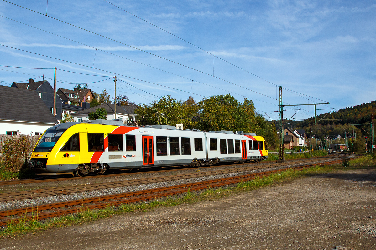 
Der VT 259 (95 80 0648 159-1 D-HEB / 95 80 0648 659-0 D-HEB) ein Alstom Coradia LINT 41 der HLB (Hessische Landesbahn), erreicht am 26.10.2019 den Bahnhof Brachbach (Sieg). Er fährt als RB 93  Rothaarbahn  die Verbindung Bad Berleburg - Kreuztal - Siegen - Betzdorf.
