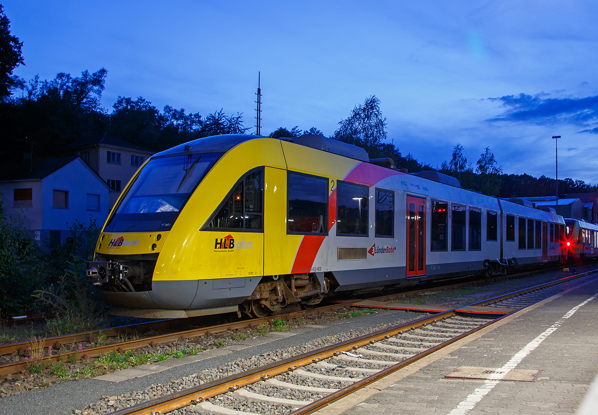 
Der VT 260 ( 95 80 0648 160-9 D-HEB / 95 80 0648 660-8 D-HEB) ein Alstom Coradia LINT 41 der HLB (Hessische Landesbahn), ex Vectus VT 260, am 15.09.2018 bei seiner Nachtruhe in Betzdorf (Sieg).