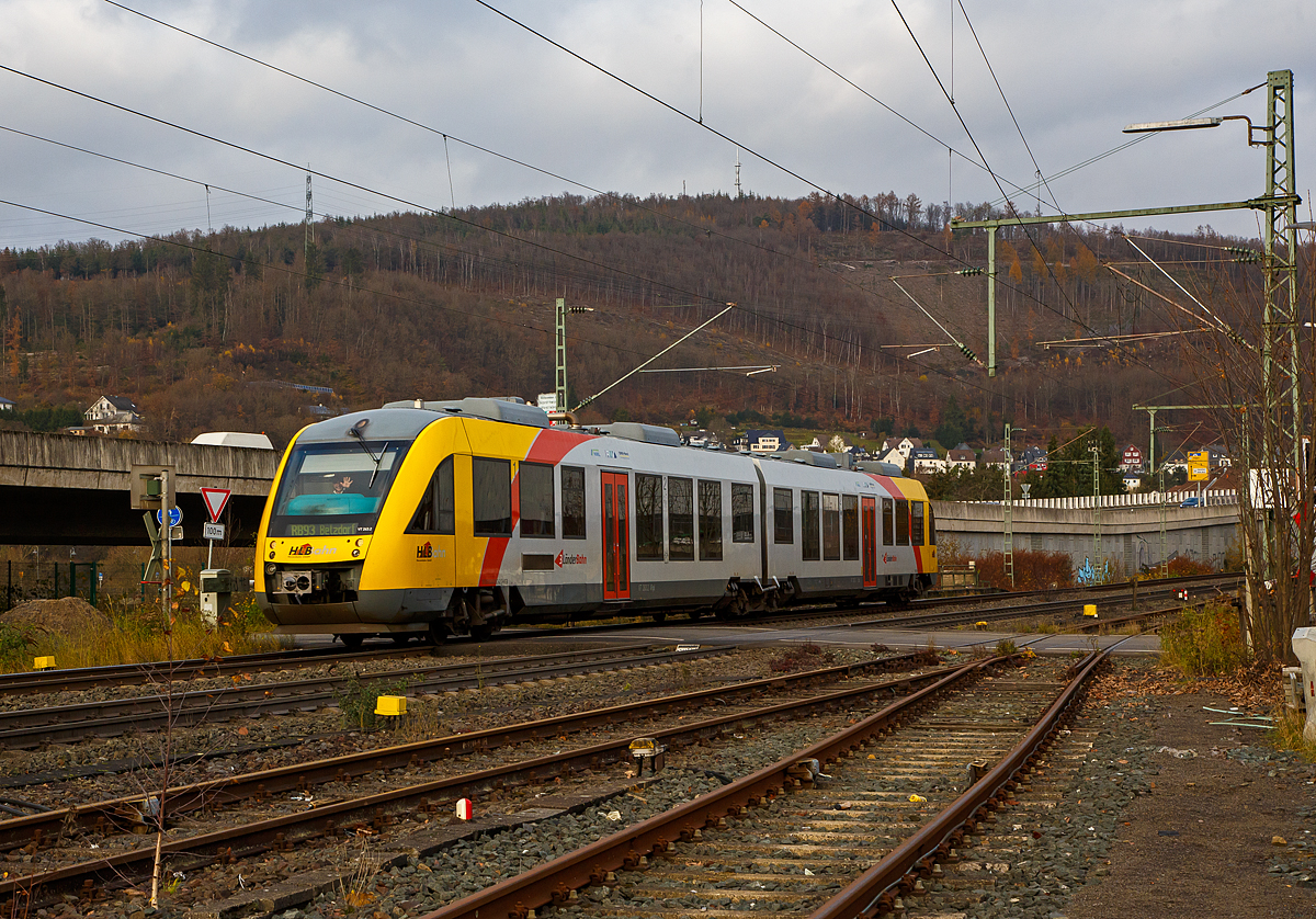 Der VT 263 (95 80 0648 163-3 D-HEB / 95 80 0648 663-2 D-HEB) ein Alstom Coradia LINT 41 der HLB (Hessische Landesbahn), fährt am 18.11.2021, als RB 93  Rothaarbahn  (Bad Berleburg - Kreuztal - Siegen - Betzdorf), durch Niederschelden und erreicht gleich den Bf Niederschelden.

Nochmals einen lieben Gruß an den sehr nett winkend grüßenden Triebfahrzeugführer zurück. 