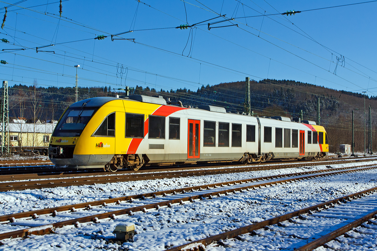 
Der VT 265 (95 80 0648 165-8 D-VCT /95 80 0648 665-7 D-VCT) ein Alstom Coradia LINT 41 der HLB Hessenbahn GmbH (Betreiber der DreiLänderBahn) fährt am 28.12.2014 als RB 95  Sieg-Dill.Bahn  Siegen - Au/Sieg von Betzdorf/Sieg weiter in Richtunf Au.  

Der Alstom Coradia LINT 41 wurde 2004 von Alstom (LHB) in Salzgitter unter der Fabriknummer 1188-015 für die vectus Verkehrsgesellschaft mbH gebaut, mit dem Fahrplanwechsel am 14.12.2014 wurden alle Fahrzeuge der vectus nun Eigentum der HLB, die Hessische Landesbahn hatte 74,9% der Gesellschaftsanteile. Wie diesser tragen z.Z. die Dieseltriebzüge noch die Bezeichnung und NVR-Nummer der vectus. 