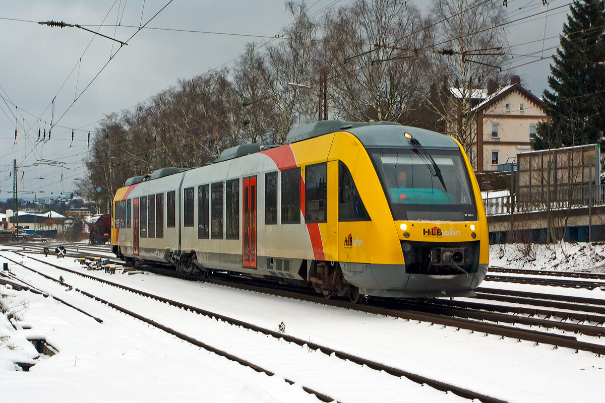 
Der VT 265 (95 80 0648 165-8 D-VCT /95 80 0648 665-7 D-VCT) ein Alstom Coradia LINT 41 der HLB Hessenbahn GmbH (Betreiber der DreiLänderBahn) fährt am 29.12.2014 als als RB 93  Rothaarbahn  (Bad Berleburg - Kreuztal - Siegen Hbf) von Kreuztal weiter in Richtung Siegen. 

Der Alstom Coradia LINT 41 wurde 2004 von Alstom (LHB) in Salzgitter unter der Fabriknummer 1188-015 für die vectus Verkehrsgesellschaft mbH gebaut, mit dem Fahrplanwechsel am 14.12.2014 wurden alle Fahrzeuge der vectus nun Eigentum der HLB, die Hessische Landesbahn hatte 74,9% der Gesellschaftsanteile. Wie diesser tragen z.Z. die Dieseltriebzüge noch die Bezeichnung und NVR-Nummer der vectus. 