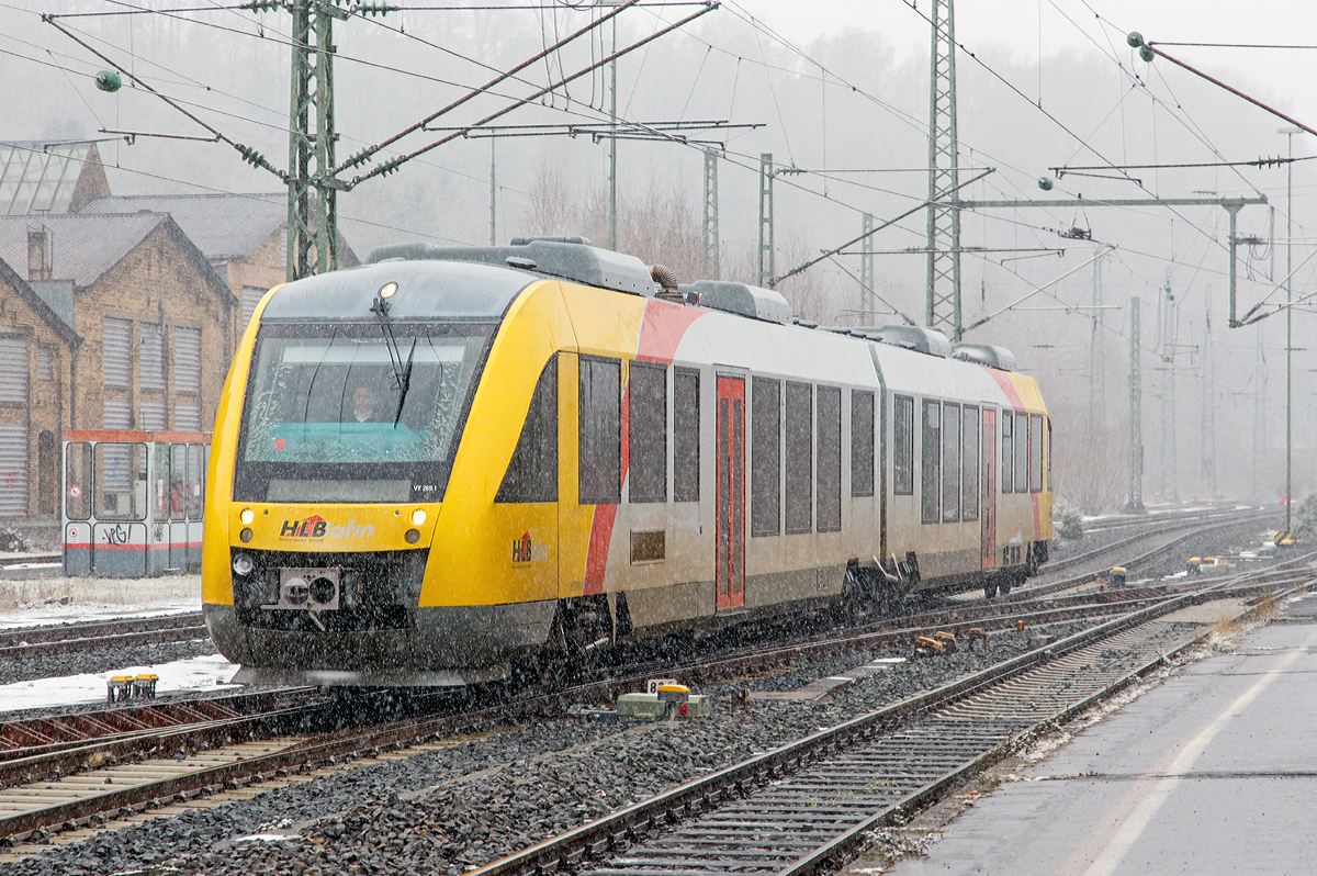 
Der VT 265 (95 80 0648 165-8 D-HEB /95 80 0648 665-7 D-HEB) ein Alstom Coradia LINT 41 der HLB (Hessische Landesbahn), ex Vectus VT 265 ,fährt am 24.01.2015 bei leichtem Schneefall, als RB 95  Sieg-Dill.Bahn  Au/Sieg - Siegen - Dillenburg in den Bahnhof Betzdorf/Sieg ein.

Der Alstom Coradia LINT 41 wurde 2004 von Alstom (LHB) in Salzgitter unter der Fabriknummer 1188-015 für die vectus Verkehrsgesellschaft mbH gebaut, mit dem Fahrplanwechsel am 14.12.2014 wurden alle Fahrzeuge der vectus nun Eigentum der HLB.
