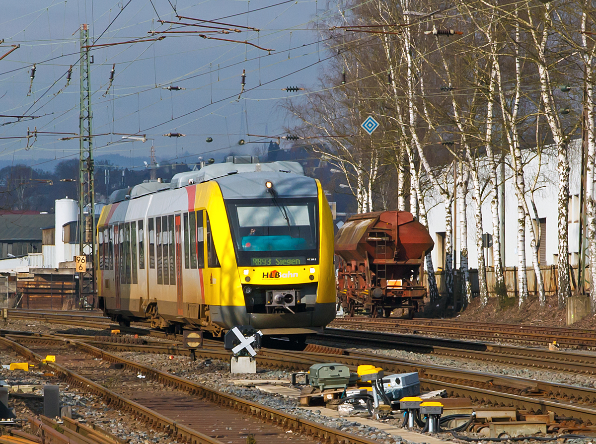 
Der VT 266 (95 80 0648 166-6 D-HEB / 95 80 0648 656-6 D-HEB) ein Alstom Coradia LINT 41 der HLB (Hessische Landesbahn), ex Vectus VT 266, fährt am 14.02.2015 als RB 93 Rothaarbahn (Bad Berleburg - Kreuztal - Siegen Hbf) von Kreuztal weiter in Richtung Siegen.

Das bin ich eigentlich nicht von den Tf der HLB gewohnt...
Trotz alledem einen freundlichen Gruß zurück.
