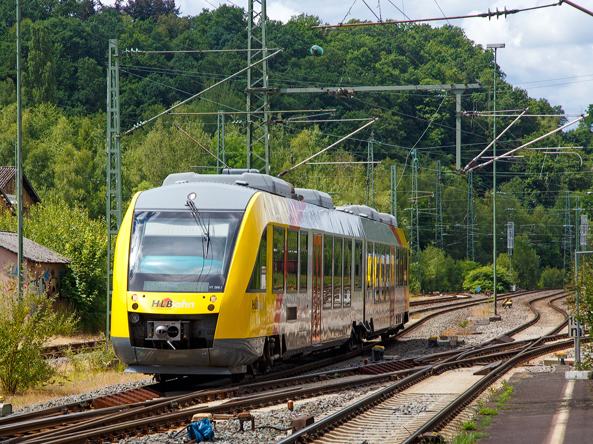 
Der VT 268 (95 80 0648 168-2 D-HEB /95 80 0648 668-1 D-HEB) ein Alstom Coradia LINT 41 der HLB Hessenbahn GmbH, ex VT 268 der vectus, erreicht am 15.07.2017, als als RB 90  Westerwald-Sieg-Bahn  (Westerburg - Altenkirchen - Au/Sieg - Betzdorf - Siegen), den Bahnhof Betzdorf/Sieg.