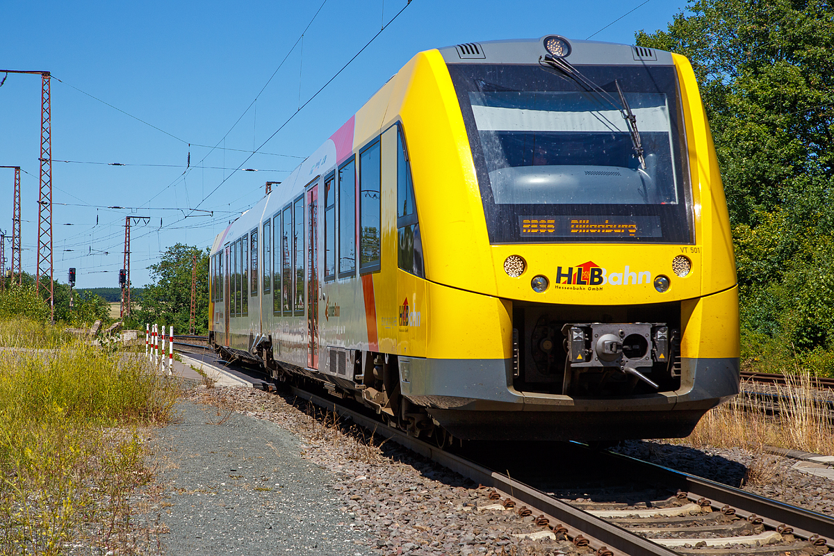 
Der VT 501 (95 80 1648 101-1 D-HEB / 95 80 1648 601-0 D-HEB) der HLB (Hessische Landesbahn GmbH), ein Alstom Coradia LINT 41 der neuen Generation, erreicht am 01.07.2018, als RB 95  Sieg-Dill-Bahn  Siegen - Dillenburg, nun den Hp Wilnsdorf-Rudersdorf bzw. Rudersdorf (Kr. Siegen). 

Links im Bild sieht man die fünf rot-weißen Pfosten, diese sind leicht entfernbar und so ist der Rettungsweg für Zweiwegefahrzeuge der Feuerwehr frei, die hier dann auf gleisen können. Grund dafür ist der etwa 1km entfernte 2.652 m lange Rudersdorfer Tunnel.

Um Missverständnisse vorzubeugen: Ich hocke am Bahnsteigende.