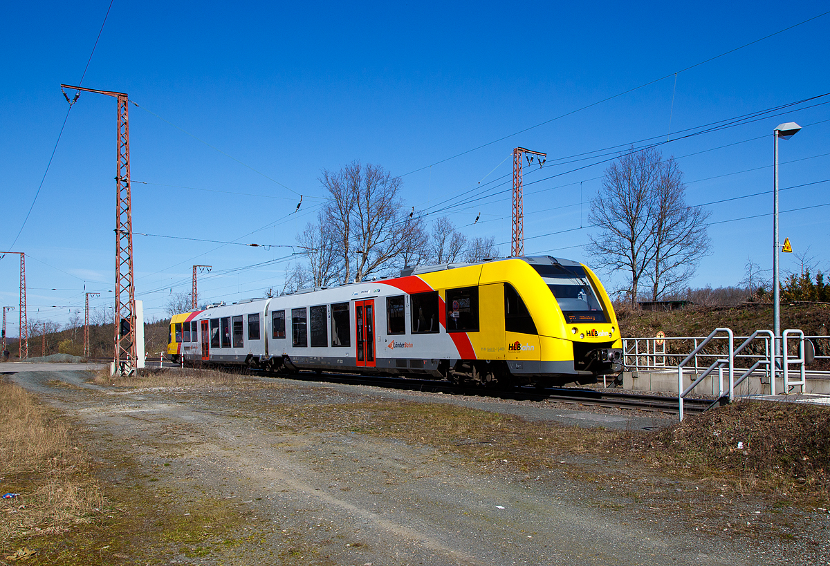 Der VT 501 (95 80 1648 101-1 D-HEB / 95 80 1648 601-0 D-HEB) der HLB (Hessische Landesbahn GmbH), ein Alstom Coradia LINT 41 der neuen Generation, erreicht am 30.03.2021, als RB 95  Sieg-Dill-Bahn  Siegen - Dillenburg, nun den Hp Wilnsdorf-Rudersdorf bzw. Rudersdorf (Kr. Siegen).