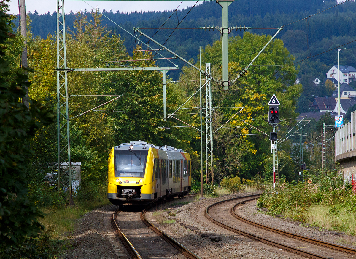 Der VT 502 (95 80 1648 102-9 D-HEB / 95 80 1648 602-8 D-HEB), ein Alstom Coradia LINT 41 der neuen Gerneration, der HLB (Hessische Landesbahn GmbH) erreicht am 23.09.2017, als RB 93  Rothaarbahn  (Bad Berleburg - Kreuztal - Siegen – Betzdorf/Sieg), nun den Bahnhof Kirchen/Sieg.

Der LINT 41 wurde im Juli 2015 von ALSTOM LHB (Salzgitter) an die HLB für den Standort Siegen ausgeliefert. Eigentlich müssten diese LINT mit der neuen Kopfform ja LINT 42 heißen, da sie mit einer Länge von 42,17 m etwas länger sind als die ursprünglichen LINT 41 (41,81 m). Denn die Bezeichnung LINT 41 bedeutet „leichter innovativer Nahverkehrstriebwagen“, die 41 steht für die Länge der vollen Meter (bei dem ursprünglichen 41,81 m). Wird die Bezeichnung „H“ (LINT 41/H) verwendet, so sind es Hochflur-Fahrzeuge, dies hier sind aber zweiteilige Niederflur-Dieseltriebwagen.

Der LINT 41 besteht aus zwei Wagenhälften, die sich in der Zugmitte auf ein Jakobs-Drehgestell stützen.

Technische Daten:
Baureihenbezeichnung: 1 648 (anstelle der alten Ausführung 0 648)
Spurweite: 1.435 mm (Normalspur)
Radsatzfolge: Bx’ (2) By’
Länge: 42,17 m
Breite: 2.750 mm
Drehzapfenabstand: 16.500 mm
Drehgestellachsstand (Antriebsgestelle): 1.900 mm
Drehgestellachsstand (Jakobsgestell): 2.700 mm
Eigengewicht: 76,3 t
Geschwindigkeit: 140 km/h
Leistung: 2 x 390 kW
Fahrgastsitzplätze: 8 in der 1. Klasse und 94 in der 2. Klasse
Kupplungstyp: Scharfenbergkupplung Typ 10
Fahrzeugbestand der HLB: 7