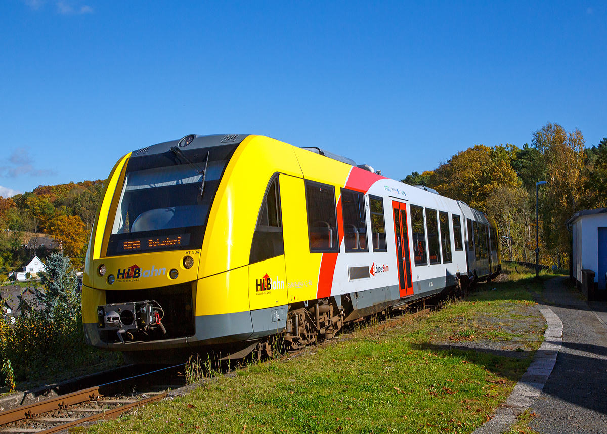 
Der VT 504 (95 80 1648 104-5 D-HEB / 95 80 1648 604-4 D-HEB) ein Alstom Coradia LINT 41 der neuen Generation / neue Kopfform der HLB (Hessische Landesbahn GmbH) fährt am 14.05.2017, als RB 96  Hellertalbahn  (Dillenburg - Haiger - Neunkirchen - Herdorf - Betzdorf), erreicht den Hp Niederdresselndorf.