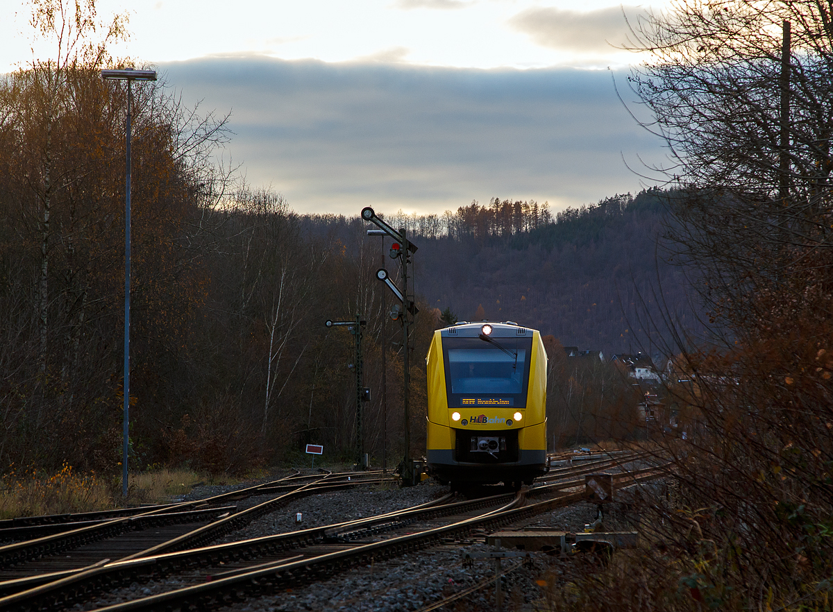 Der VT 504 (95 80 1648 104-5 D-HEB / 95 80 1648 604-4 D-HEB) ein Alstom Coradia LINT 41 der neuen Generation der HLB (Hessische Landesbahn GmbH) verlässt am 24.11.2021, als RB 96  Hellertalbahn“ (Betzdorf – Herdorf – Neunkirchen) in den Bahnhof Herdorf.

Einen lieben Gruß an den netten Triebfahrzeug zurück.

