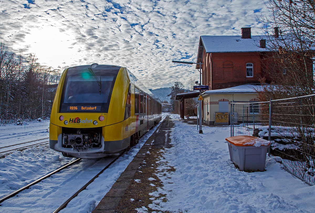 
Der VT 504 ein Alstom Coradia LINT 41 der neuen Generation (95 80 1648 104-5 D-HEB / 95 80 1648 604-4 D-HEB) der HLB (Hessische Landesbahn GmbH) fährt am 18.01.2017, als RB 96  Hellertalbahn  (Neunkirchen - Herdorf - Betzdorf), Umlauf 61772,vom Bahnhof Herdorf weiter in Richtung Betzdorf.