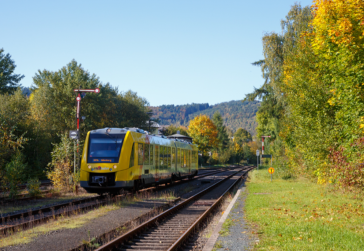 
Der VT 505  (95 80 1648 105-2 D-HEB / 95 80 1648 605-1 D-HEB) der HLB (Hessische Landesbahn GmbH), ein Alstom Coradia LINT 41 der neuen Generation, fährt am 01.10.2017, als RB 96  Hellertalbahn   (Betzdorf - Herdorf - Neunkirchen - Haiger - Dillenburg), in den Bahnhof Herdorf ein.
