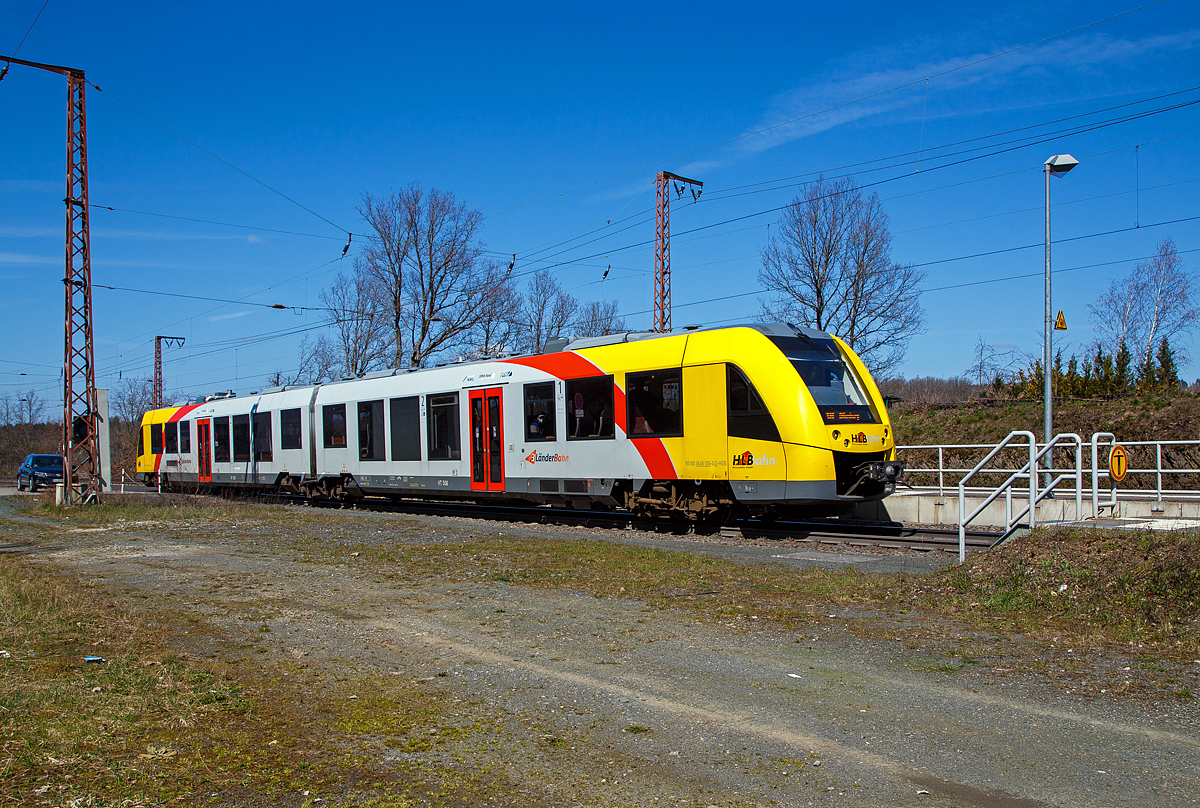 Der VT 506 (95 80 1648 106-0 D-HEB / 95 80 1648 606-9 D-HEB) ein Alstom Coradia LINT 41 der neuen Generation der HLB (Hessische Landesbahn GmbH) erreicht am 22.04.2021, als RB 95  Sieg-Dill-Bahn  Siegen – Dillenburg, den Hp Rudersdorf (Kreis Siegen).