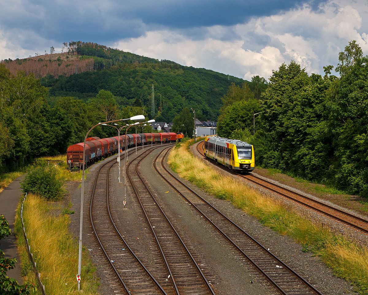 Der VT 507 (95 80 1648 107-8 D-HEB / 95 80 1648 607-7 D-HEB) der HLB (Hessische Landesbahn GmbH), ein Alstom Coradia LINT 41 der neuen Generation, erreicht am 29.06.2021 als RB 96  Hellertalbahn  (Dillenburg – Haiger - Neunkirchen - Herdorf - Betzdorf) bald den Bahnhof Herdorf.  Währenddessen stellt hinten, auf dem KSW Rbf Herdorf (Betriebsstätte Freien Grunder Eisenbahn - NE 447), eine MaK Diesellok der KSW einen Coilzug für den Pfannenberg zusammen.

Nochmals einen lieben Gruß an den netten Tf der HLB zurück.