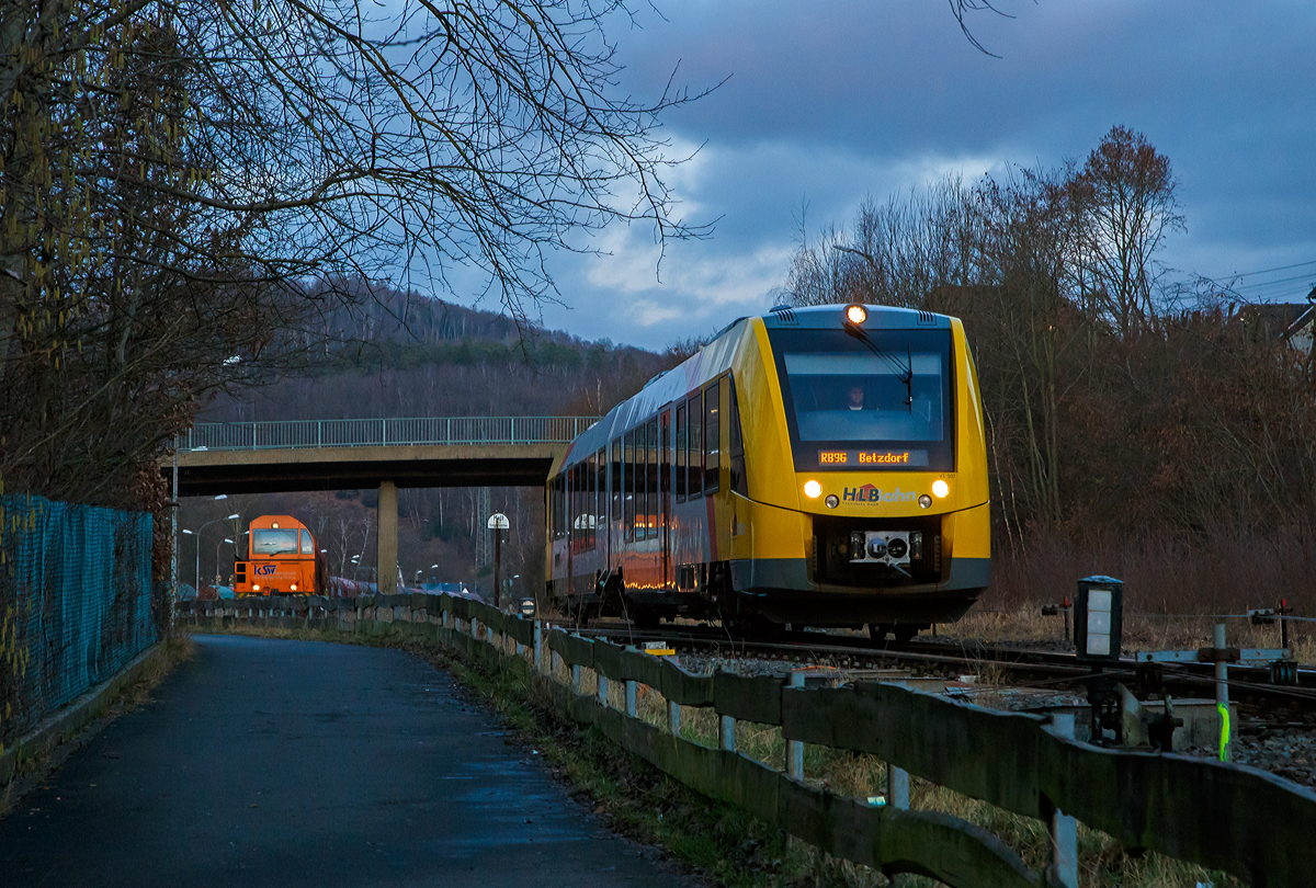 Der VT 507 (95 80 1648 107-8 D-HEB / 95 80 1648 607-7 D-HEB) der HLB (Hessische Landesbahn GmbH), ein Alstom Coradia LINT 41 der neuen Generation, erreicht am 28.01.2021 als RB 96  Hellertalbahn  (Dillenburg – Haiger - Neunkirchen - Herdorf - Betzdorf) bald den Bahnhof Herdorf.

Während hinten KSW Rbf Herdorf (Betriebsstätte Freien Grunder Eisenbahn - NE 447) die KSW 43 (92 80 1273 018-2 D-KSW), die Vossloh G 2000 BB der Kreisbahn Siegen-Wittgensteinmit einem Übergabezug zur Abfahrt bereit steht.