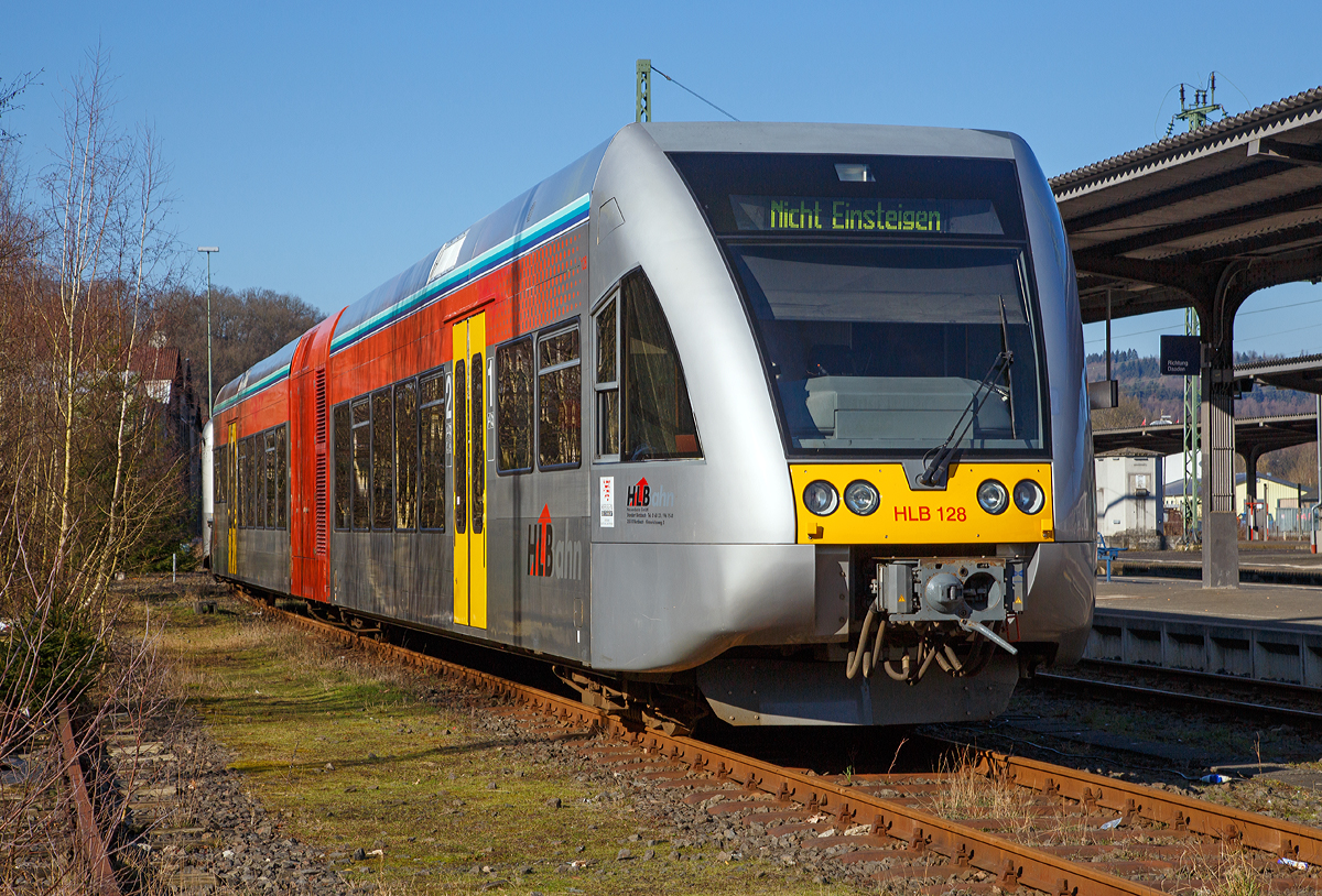 
Der VT 526 128 (95 80 0646 428-2 D-HEB / 95 80 0946 928-8 D-HEB / 95 80 0946 428-9 D-HEB) ein Stadler GTW 2/6 der HLB (Hessische Landesbahn GmbH), ex VT 128 der vectus, ist am 16.02.2016 in Betzdorf/Sieg abgestellt. 

Der Triebwagen wurde 2001 von der Deutsche Waggonbau AG unter der Fabriknummer 526/010 gebaut.