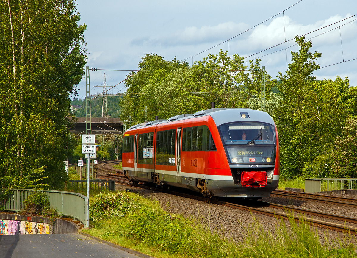 
Der VT 642 121/ 642 621 (95 80 0642 121-7 D-DB / 95 80 0642 621-6 D-DB), ein Siemens Desiro Classic der Kurhessenbahn, erreicht am 23.05.2020, als RB 94 „Obere Lahntalbahn“ (Marburg a.d. Lahn  - Biedenkopf - Bad Laasphe - Erndtebrück - Kreuztal - Siegen - Betzdorf), bald den Bahnhof Eiserfeld. 

Der Verbrennungstriebwagen wurde 2001 von Siemens in Uerdingen(ex Düwag) unter den Fabriknummern 92003 und 92153 gebaut.