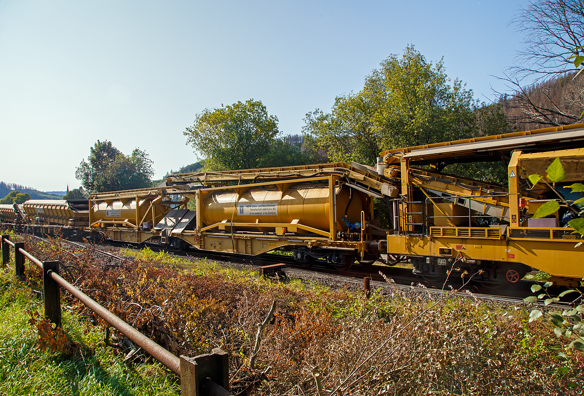 
Der Wasserwagen 37 88 4961 099-1 D-WSG (aufgebaut auf einem Wagen der Gattung Sggmrss 90 ) zur Plasser & Theurer Bettungsreinigungsmaschine RM 95-800 W der MGW Gleis- und Weichenbau-Gesellschaft mbH & Co. KG (Berlin) am 19.09.2020 in Herdorf bei der Zugdurchfahrt. 

TECHNISCHE DATEN:
Eigengewicht: 27.160 kg (ohne Tanks und Aufbauten)
Länge über Puffer: 29.590 mm
Drehzapfenabstand: 2 x 11.995 mm
Kleister befahrbarer Gleisbogen: R 75 m
Höchstgeschwindigkeit : 100 km/h (S) / 120 km/h (SS)
Max. Ladegewicht: 107 t (ab Streckenklasse D bei S-Verkehr) / 92 t (ab Streckenklasse C bei SS-Verkehr)
