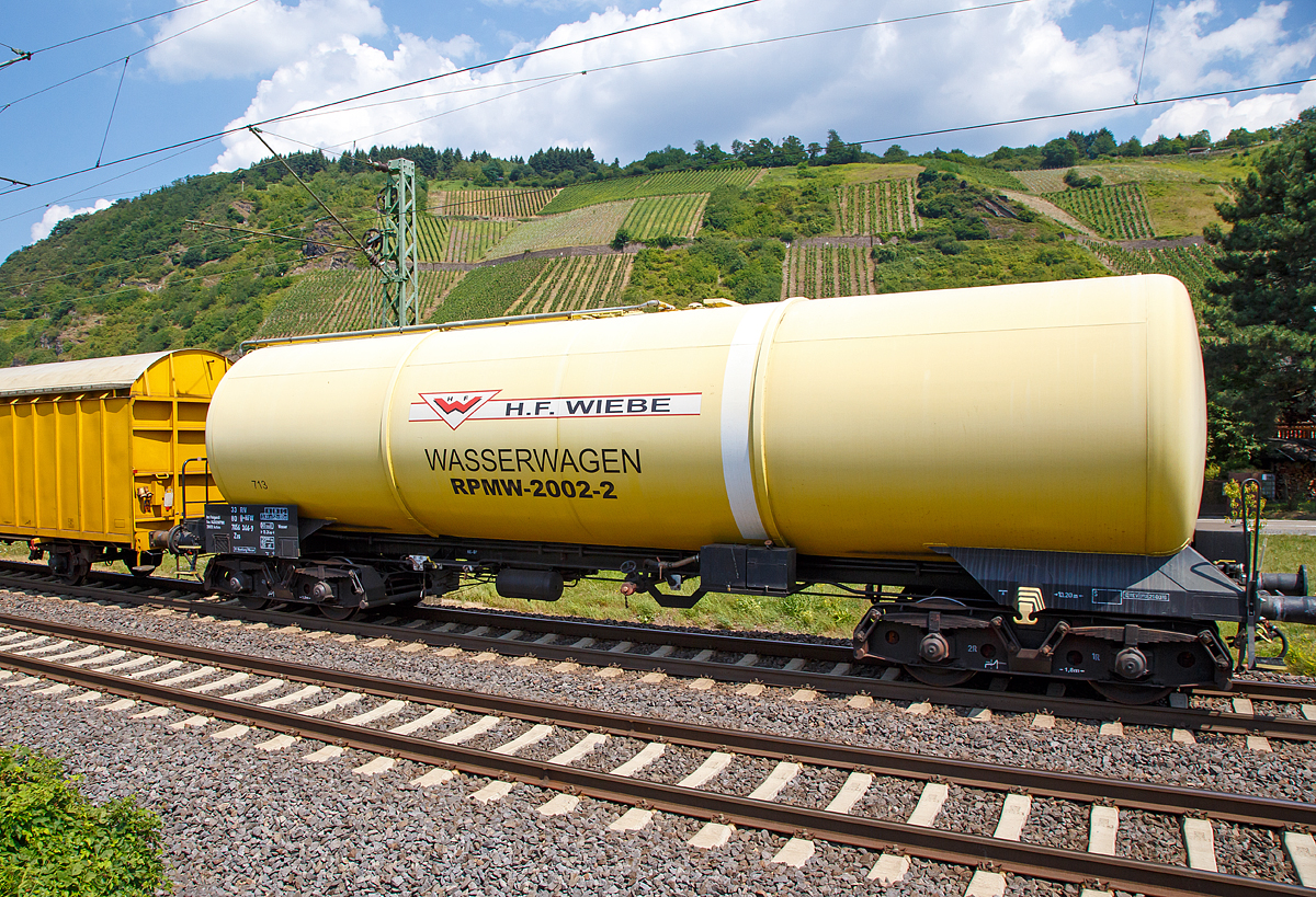 Der Wasserwagen zur Recycling-Planumsverbesserungsmaschine RPMW 2002-2 der H.F. Wiebe GmbH & Co. KG am 14.07.2018 im Zugverband auf der Fahrt durch Leutesdorf,  auf der KBS 465 (Rechte Rheinstrecke) in Richtung Norden. Wiebe Wagen 713 ein vierachsiger-Drehgestell Kesselwagen der Gattung Zas, UIC-Fahrzeug-Nr. 33 80 7856 366-9 D-HFW.

TECHNISCHE DATEN:
Gattung: Zas
Spurweite: 1.435 mm
L�nge �ber Puffer : 15.240 mm
Drehzapfenabstand: 10.200 mm
Achsabstand im Drehgestell: 1.800 mm
H�chstgeschwindigkeit: 100 km/h 
Eigengewicht: 20.000 kg
Nutzlast: 60,0 t ab Streckenklasse C
Gesamtvolumen:90.250 Liter (Wasser)
Bremse: KE-GP
Intern. Verwendungsf�higkeit:  RIV