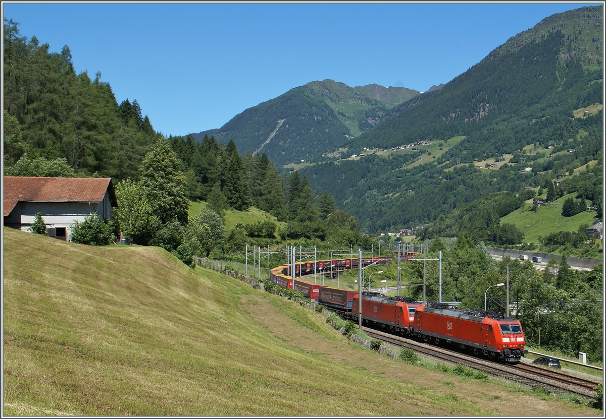 Der  Winner -Zug mit drei DB 185-Loks (Zwei an der Spitze, eine am Schluss) kurz vor Rodi-Fiesso.
24. Juni 2015