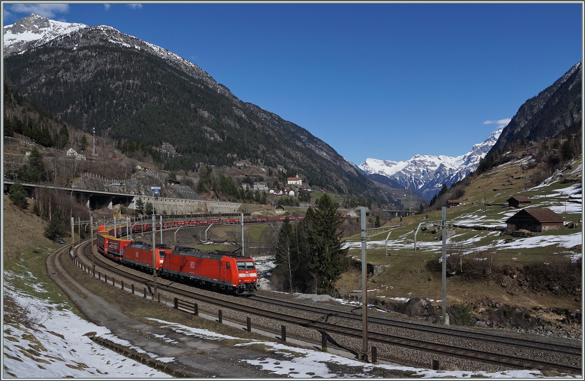 Der Winnerzug fährt wieder mit DB Loks der BR 185 über den Gotthard, auch wenn am Zugsschluss noch eine SBB Re 4/4 II nachschiebt.
17. März 2016