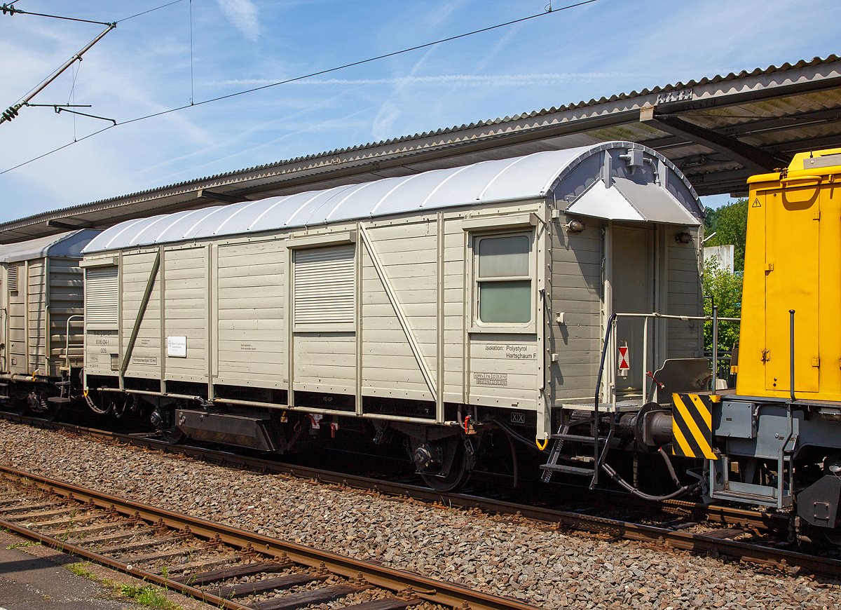 
Der Wohn- und Aufenthaltswagen 99 80 D-BAYER 93 95 004-1 GOS vom Unkrautspritzzug der Bayer CropScience Deutschland GmbH am 10.06.2016 beim Halt im Bahnhof Betzdorf (Sieg).  

Technische Daten: 
Spurweite: 1.435 mm (Normalspur) 
Anzahl der Achsen: 2  
L�nge �ber Puffer: 12.900 mm 
Achsabstand: 7.000 mm 
Eigengewicht: 16.600 kg 
H�chstgeschwindigkeit: 100 km