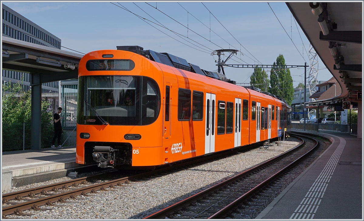 Der  worbla 05  Be 4/10 wartet in Worblaufen auf die Abfahrt nach Bern RBS. 

10. August 2020