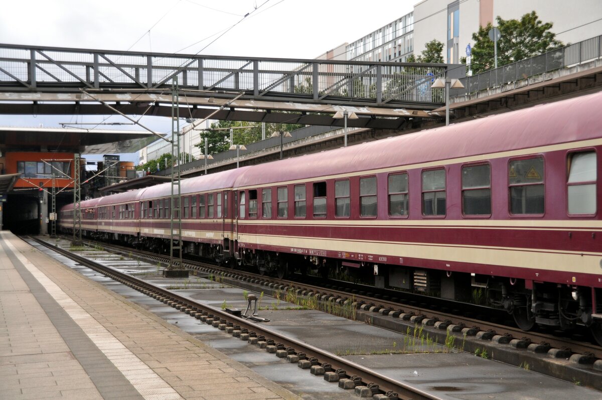 Der Zugschluß vom Wacken-Sonderzug in Neu-Ulm steht am 06.08.2023 noch im Zufahrts-Tunnel. Die 13 Wagen passen nicht in den Bahnhof, und der Zug ist über 45 Minuten vor Plan.