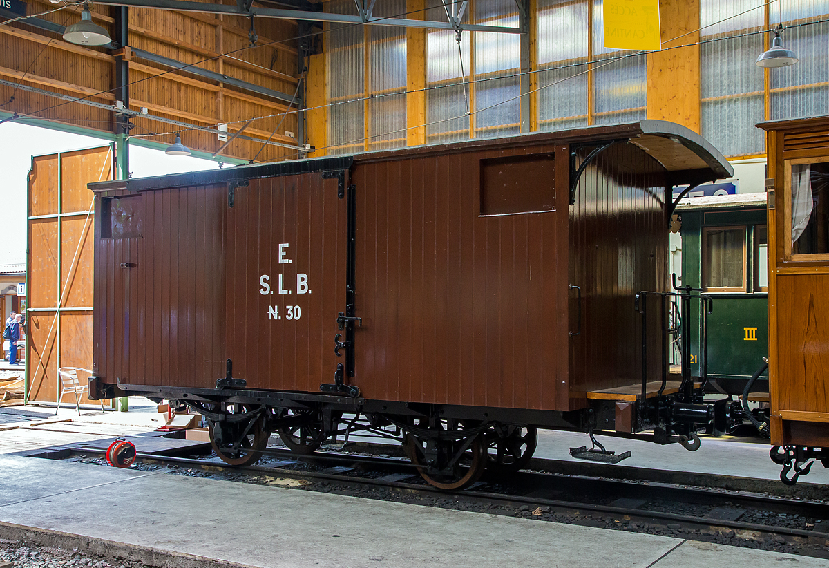 
Der zweiachsige gedeckte Güterwagen K 30, ex S.L.B. E 30 (Schweizerische Lokalbahnen ab 1885 Appenzellerbahn-Gesellschaft, kurz Appenzeller Bahn), am 19.05.2018 in der Wagenhalle der Museumsbahn Blonay-Chamby. 

Der Wagen wurde 1874 von der deutschen Maschinenfabrik Kirchheim an der Teck für Schweizerische Lokalbahnen S.L.B. gebaut. Er ist heute einer der ältesten in Europa.

Die 1872 gegründete Schweizerische Gesellschaft für Lokalbahnen war die Wiege der Appenzeller Bahn. Die SLB wollte viele Nebenstrecken in der Schweiz bauen, es zu viele Projekte. Sie baute die 1875 eröffnete Eisenbahnlinie zwischen Herisau und Winkeln im Kanton Appenzell (bis September 1875 bis Urnäsch verlängert), die nach der Lausanne-Echallens die zweite Schmalspurbahn in der Schweiz war. Durch die dauernde Finanzknappheit wurde die SLB 1875 umgewandelt und in Appenzeller Bahn-Gesellschaft, kurz Appenzeller Bahn, umbenannt. Die Appenzeller Bahn konnte im August 1886 die Weiterführung der Strecke zwischen Urnäsch und Appenzell in Betrieb nehmen, womit die konzessionierte Strecke vollendet war.

Lebenslauf des K 30 (E 30):
1874 Lieferung und Inbetriebnahme für Arbeits- und Güterzügen
1875 Offizielle Inbetriebnahme als S.L.B. E 30
1885 Aufgrund von miserablen Zustands war bereit der Abbruch geplant, die Tragfähigkeit wurde aber erstmal reduziert. 
1887 Überholungsarbeiten, Verstärkung des Rahmens, Erneuerung des Dachs und der Wagenkasten wurden restauriert. 
1898 Installation einer weißen Westinghouse-Bremsleitung
1900 Rekonstruktion des Fahrgestells und vollständige Überholung des Wagenkastens, Verstärkung durch Stahlplatten.
1923 Abstellung (aus aktivem Konto entfernt). 
1941 Reaktivierung des Wagens 877,80 Franken
1948 als AB K 147 neu nummerieren
1953 Überholung, Anstrich in grau
1963 Stilllegung, Reserve Herisau
1968 Der Wagen wird durch Beschluss der Generalversammlung der AB an Chemin de Fer Blonay-Chamby übertragen, die dann 1972 erfolgt.
Ob da wirklich noch was an dem Wagen aus dem Jahr 1874 stammt, kann ich bei dem Lebenslauf nicht sagen.

TECHNISCHE DATEN:
Baujahr: 1874
Hersteller: Maschinenfabrik Kirchheim an der Teck
Spurweite: 1.000 mm (Meterspur)
Achsanzahl: 2
Länge über Puffer: 6.600 mm
Achsabstand: 2.300 mm
Eigengewicht: 4,3 t
Nutzlast: 6 t
