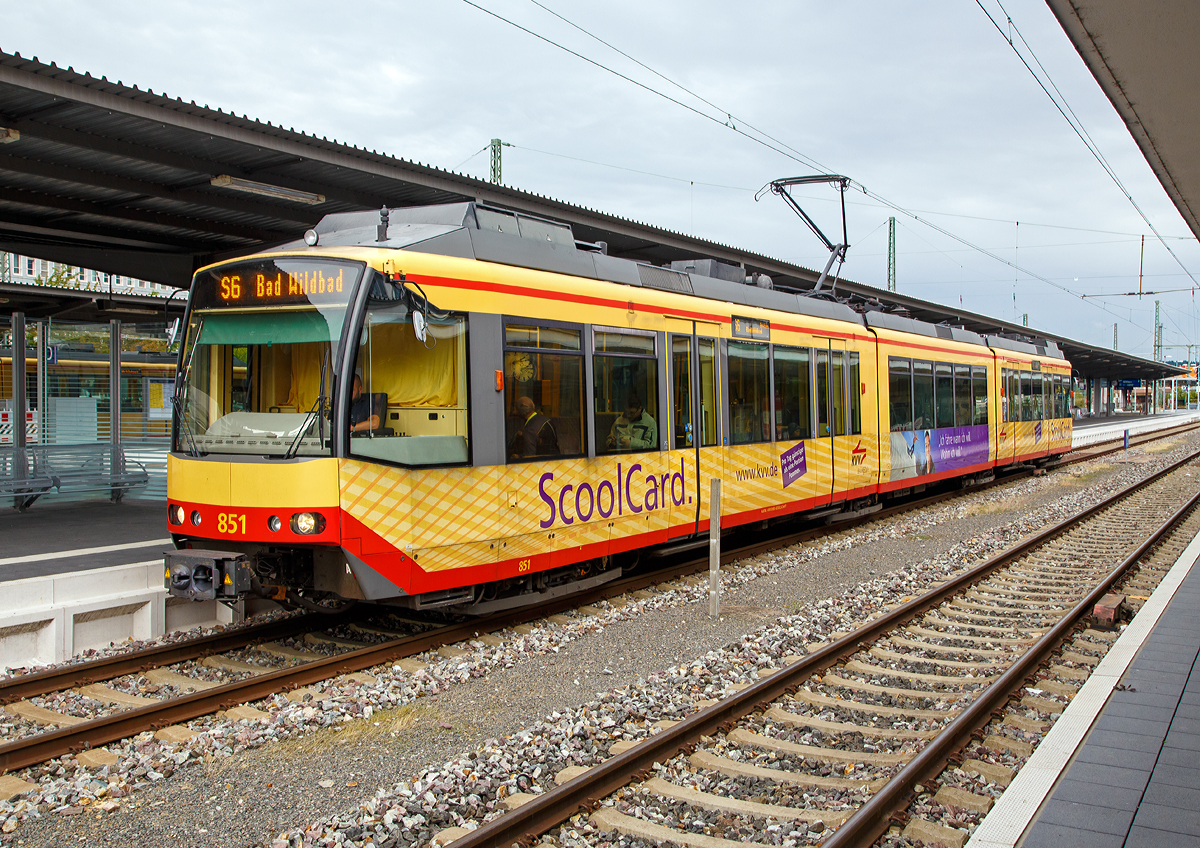 Der Zweisystem-Stadtbahn-Triebzug 851 der AVG Albtal-Verkehrs-Gesellschaft mbH (AVG 851), vom Typ DUEWAG GT8-100D/2S-M steht am 09.09.2017, als Linie S 6 nach Bad Wildbad, zur Abfahrt im Hbf Pforzheim bereit.

Ab 1997 wurde die zweite Generation Zweisystem-Stadtbahnwagen ausgeliefert. Durch moderne Drehstromtechnik war es m�glich, die Einstiegsh�he auf 55 cm abzusenken. Somit kann man an Stationen, die mit Bahnsteigen dieser H�he ausgestattet sind, niveaugleich in die Fahrzeuge eintreten oder einrollen. Doch auch an Stationen mit 38 oder 76 cm hohen Bahnsteigen wird das Ein- und Aussteigen erleichtert, denn es ist nur noch eine Stufe zu �berwinden.

Die neuen Fahrzeuge werden statt von zwei Gleichstrom- von vier Drehstrommotoren angetrieben, jeder der Drehstrommotoren treibt eine Achse an. Auch die Karosserie erhielt ein Facelift. Das Design ist etwas runder und wirkt dadurch moderner und gef�lliger.

Beibehalten wurde die Ausstattung in zahlreichen Bereichen mit zwei Systemen, dem der DB wie dem von AVG und VBK, z. B verf�gen sie �ber zwei unterschiedliche Funksysteme und �ber zwei unterschiedliche Sicherungssysteme. Auch die automatische Umschaltung von einer Strom- und Betriebsart auf die andere wurde selbstverst�ndlich beibehalten. Der Triebfahrzeugf�hrer muss nichts machen, das Fahrzeug schaltet an den Systemwechselstellen selbstst�ndig von 750 V auf 15 KV oder umgekehrt um.

Wie auch die erste Generation Zweisystem-Stadtbahnwagen wurden die Fahrzeuge als Zweirichtungsfahrzeuge gebaut. Daher verf�gen sie �ber zwei Fahrerkabinen und jeweils vier Doppelt�ren auf jeder Fahrzeugseite. Als Zweirichtungsfahrzeug ist der Wagen an Bug und Heck im Gegensatz zu den Einsystemwagen auch symmetrisch aufgebaut.

Insgesamt wurden 86 Triebwagen zwischen 1997 und 2005 gebaut, 37 dieser Wagen (Nummer 837 bis 845 und 849 bis 877), 3 mit Bistro-Abteil (Nummer 846–848) und 46 Wagen mit Panoramablick d.h. der Mittelwagen mit Dachrandverglasung (Nummer 878 bis 922). Um speziell auf den langen Strecken �hringen – Achern und Freudenstadt – Karlsruhe den Komfort zu verbessern, wurden ab 2004 (ab Wagennummer 900) Toiletten in die Fahrzeuge eingebaut.

Die Fahrzeuge sind jeweils als Stra�enbahnen gem�� der BOStrab und als Eisenbahnfahrzeuge gem�� der EBO zugelassen. Au�erdem sind sie steilstreckentauglich, so dass sie z.B. auf der Murgtalbahn auch auf dem Steilstreckenabschnitt zwischen Baiersbronn und Freudenstadt Hbf eingesetzt werden d�rfen.

TECHNISCHE DATEN:
Baujahr: 1997 – 2005
Spurweite: 1.435 mm (Normalspur)
Achsanordnung: 	B'2'2'B'
Anzahl der Achsen: 8 (davon 4 angetriebene Achsen)
L�nge �ber Kupplung: 37.610 mm
L�nge �ber Wagenkasten: 36.570 mm
Drehzapfenabstand: 10.100 mm / 9.770 mm /10.100 mm
Achsabstand im Drehgestell: 1.900 mm
Treibraddurchmesser: 	740 mm
Breite: 2.650 mm
H�he: 3.860 mm
Zahl der T�ren: 2 x 4 Doppelt�ren
Leergewicht: 59,8 t
Dienstgewicht: 75,6 t (2/3 besetzt)
H�chstgeschwindigkeit: 100 km/h 
Gesamtleistung: 4 x 127 kW
Anzahl der Fahrmotoren: vier
Antrieb: Drehstrommotoren
Beschleunigung: 1,0 m/s�
Bremsverz�gerung: 1,6 m/s�
Bremse: Motorbremse, Federspeicherbremse, Schienenbremse
Steuerung: Vektorregelung
Kupplungstyp: Scharfenberg
Sitzpl�tze: 97 (mit WC 93, mit Bistro 85)
Stehpl�tze: 118 (mit Bistro 132)
Fu�bodenh�he: 	630 mm / 880 mm
Einstiegsh�he: 580 mm
Stromversorgung: 750 V Gleichstrom oder 15 KV 16,7 Hz Wechselstrom
Das Fahrzeug schaltet an den Systemwechselstellen selbstst�ndig von 750 V auf 15 KV oder umgekehrt um.

Die DB-Baureihe 450 (angetriebene Endwagen) und die DB-Baureihe 850 (antriebslose Mittelwagen) bezeichneten zun�chst offiziell die vier Fahrzeuge des Typs GT8-100C/2S der Stadtbahn Karlsruhe, die sich im Eigentum der DB Regio AG befinden. Im Zuge der europaweiten Einf�hrung der Fahrzeugeinstellungsregister f�r Eisenbahnfahrzeuge ab dem Jahr 2007 wurden auch die �brigen Nicht-DB-Fahrzeuge dieses Typs, die Weiterentwicklung GT8-100D/2S-M und der Nachfolger ET 2010 der Baureihe (0)450 untergeordnet.

