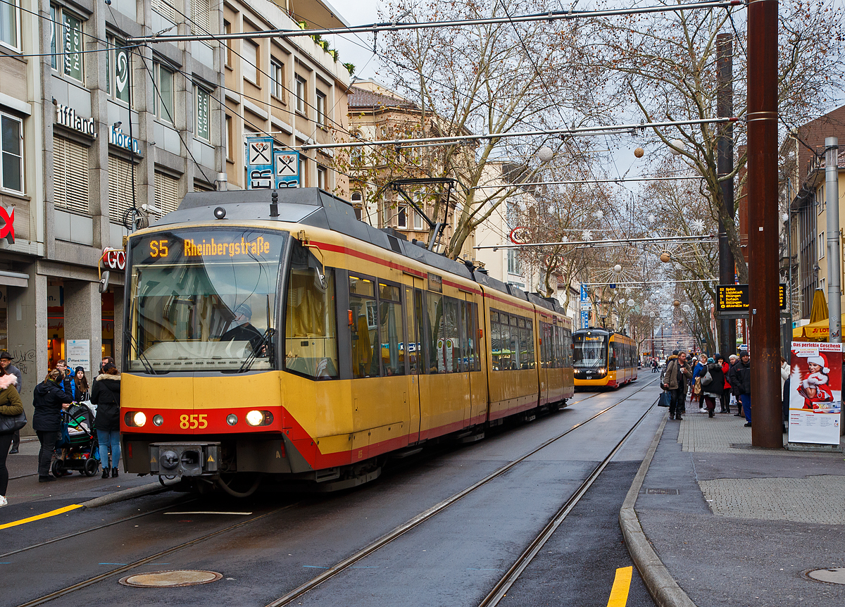 Der Zweisystem-Stadtbahn-Triebzug AVG 855, ein DUEWAG GT8-100D/2S-M, der AVG Albtal-Verkehrs-Gesellschaft mbH (AVG 851) am 12.09.2017, als Linie S 5 zur Rheinbergstraße, in Karlsruhe an der Station Marktplatz.

Ab 1997 wurde die zweite Generation Zweisystem-Stadtbahnwagen ausgeliefert. Durch moderne Drehstromtechnik war es möglich, die Einstiegshöhe auf 55 cm abzusenken. Somit kann man an Stationen, die mit Bahnsteigen dieser Höhe ausgestattet sind, niveaugleich in die Fahrzeuge eintreten oder einrollen. Doch auch an Stationen mit 38 oder 76 cm hohen Bahnsteigen wird das Ein- und Aussteigen erleichtert, denn es ist nur noch eine Stufe zu überwinden.

Die neuen Fahrzeuge werden statt von zwei Gleichstrom- von vier Drehstrommotoren angetrieben, jeder der Drehstrommotoren treibt eine Achse an. Auch die Karosserie erhielt ein Facelift. Das Design ist etwas runder und wirkt dadurch moderner und gefälliger.

Beibehalten wurde die Ausstattung in zahlreichen Bereichen mit zwei Systemen, dem der DB wie dem von AVG und VBK, z. B verfügen sie über zwei unterschiedliche Funksysteme und über zwei unterschiedliche Sicherungssysteme. Auch die automatische Umschaltung von einer Strom- und Betriebsart auf die andere wurde selbstverständlich beibehalten. Der Triebfahrzeugführer muss nichts machen, das Fahrzeug schaltet an den Systemwechselstellen selbstständig von 750 V auf 15 KV oder umgekehrt um.

Wie auch die erste Generation Zweisystem-Stadtbahnwagen wurden die Fahrzeuge als Zweirichtungsfahrzeuge gebaut. Daher verfügen sie über zwei Fahrerkabinen und jeweils vier Doppeltüren auf jeder Fahrzeugseite. Als Zweirichtungsfahrzeug ist der Wagen an Bug und Heck im Gegensatz zu den Einsystemwagen auch symmetrisch aufgebaut.

Insgesamt wurden 37 Wagen gebaut, die die Nummern 837 bis 844 und 849 bis 877 tragen.

Die Fahrzeuge sind jeweils als Straßenbahnen gemäß der BOStrab und als Eisenbahnfahrzeuge gemäß der EBO zugelassen. Außerdem sind sie steilstreckentauglich, so dass sie z.B. auf der Murgtalbahn auch auf dem Steilstreckenabschnitt zwischen Baiersbronn und Freudenstadt Hbf eingesetzt werden dürfen.

TECHNISCHE DATEN:
Baujahr: 1997 – 2000
Spurweite: 1.435 mm (Normalspur)
Achsanordnung:  B'2'2'B'
Anzahl der Achsen: 8 (davon 4 angetriebene Achsen)
Länge über Kupplung: 37.610 mm
Länge über Wagenkasten: 36.570 mm
Drehzapfenabstand: 10.100 mm / 9.770 mm /10.100 mm
Achsabstand im Drehgestell: 1.900 mm
Treibraddurchmesser:  740 mm
Breite: 2.650 mm
Höhe: 3.860 mm
Zahl der Türen: 2 x 4 Doppeltüren
Leergewicht: 58,6 t
Dienstgewicht: 73,5 t (2/3 besetzt)
Höchstgeschwindigkeit: 100 km/h 
Gesamtleistung: 4 x 127 kW
Anzahl der Fahrmotoren: vier
Antrieb: Drehstrommotoren
Beschleunigung: 1,0 m/s²
Bremsverzögerung: 1,6 m/s²
Bremse: Motorbremse, Federspeicherbremse, Schienenbremse
Steuerung: Vektorregelung
Kupplungstyp: Scharfenberg
Sitz-/Stehplätze: 97 / 118
Fußbodenhöhe:  630 mm / 880 mm
Einstiegshöhe: 580 mm
Stromversorgung: 750 V Gleichstrom oder 15 KV 16,7 Hz Wechselstrom
Das Fahrzeug schaltet an den Systemwechselstellen selbstständig von 750 V auf 15 KV oder umgekehrt um.
