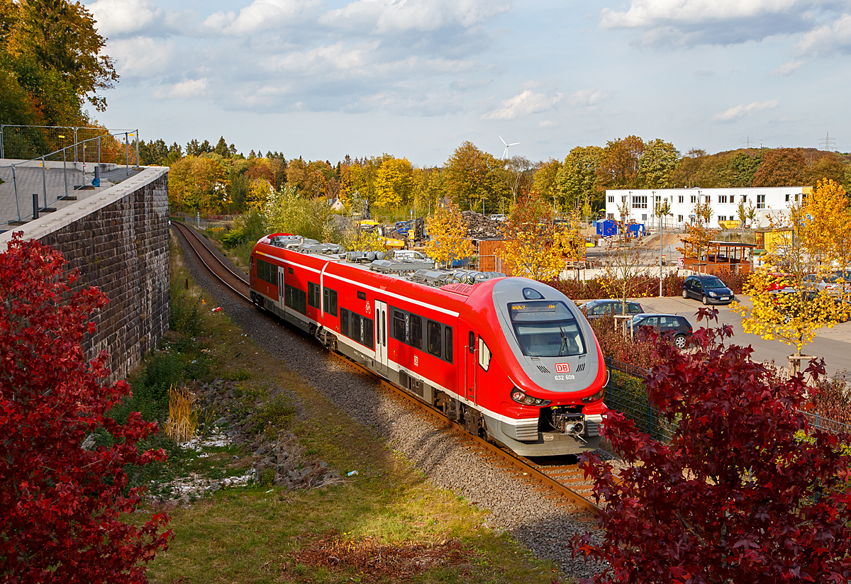 
Der zweiteilige PESA LINK II – 632 109 / 632 609 / (95 80 0 632 109-4 D-DB ABpd / 95 80 0 632 609-3 D-DB Bpd) verlässt am 06.10.2018, als RB 52 „Volmetalbahn“ (Lüdenscheid – Hagen- Dortmund), den Bf. Lüdenscheid.