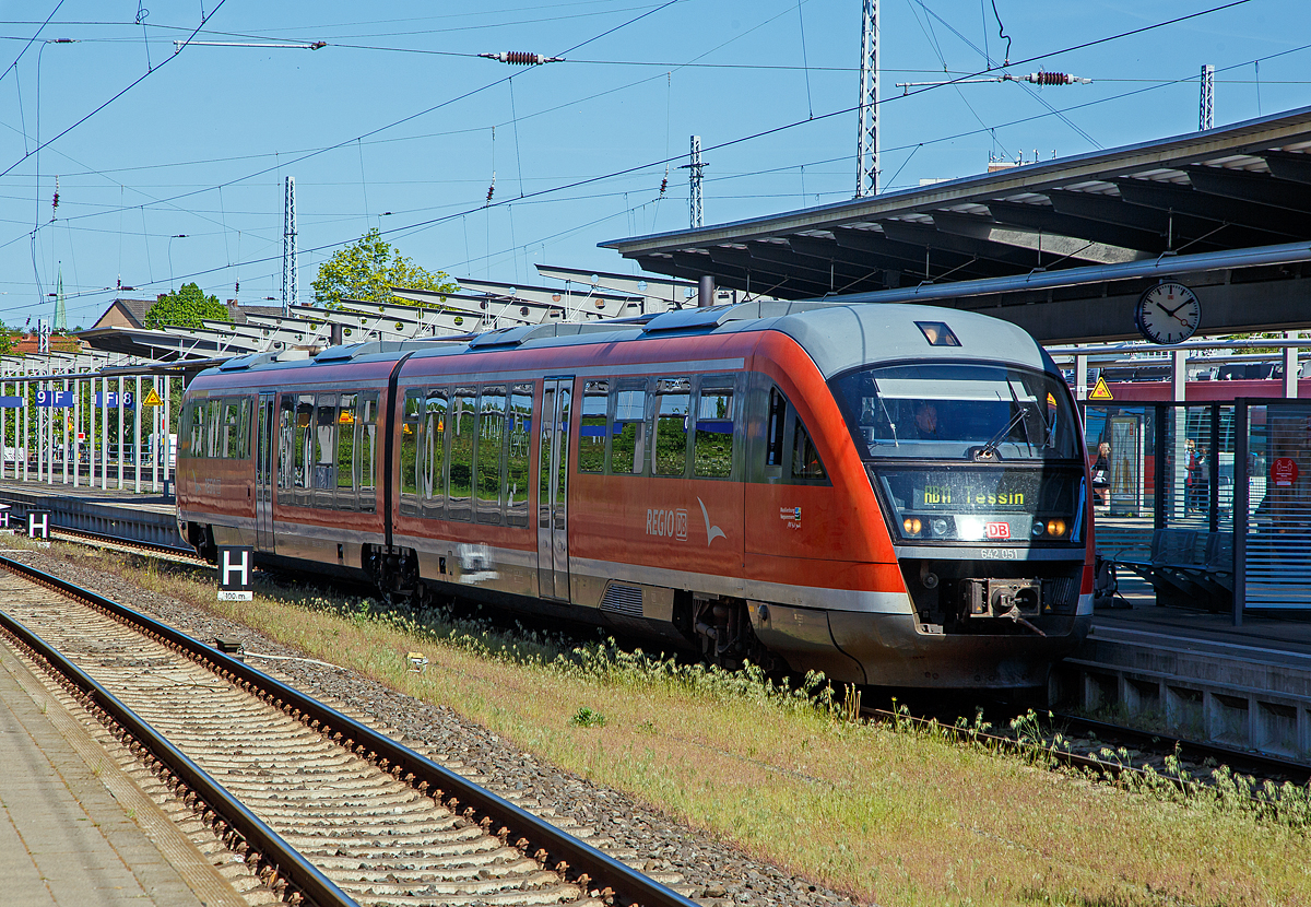 Der zweiteilige Siemens Desiro Classic (Dieseltriebzug) 642 051 / 642 551 (95 80 0642 051-6 D-DB / 95 80 0642 551-5 D-DB) DB Regio Hanse Verkehr GmbH, als RB 11 von Wismar via Bad Doberan und Rostock nach Tessin, am 15.05.2022 als im Hbf Rostock. Das Ziel ist aber nicht der Schweizer Kanton Tessin, sondern das Amt Tessin in Mecklenburg-Vorpommern.

Der Desiro Classic wurde 2000 von Siemens in Uerdingen (ex DUEWAG) gebaut, der VT 642 051 unter der Fabriknummer 91623 und der VT 642 551 unter der Fabriknummer 92083.

Die Baureihe 642 (Siemens Desiro Classic):
Ende der 1990er Jahre schrieb die DB eine gr��ere Anzahl von Dieseltriebwagen aus, mit dem Ziel, den Betrieb auf Nebenbahnen wirtschaftlicher zu gestalten und dort die verbliebenen lokbespannten Z�ge abzul�sen. Es wurden gut 500 Triebwagen, aufgeteilt in acht Baureihen, bei der Fahrzeugindustrie bestellt. Die st�ckzahlenm��ig gr��te Baureihe war der Desiro von D�wag bzw. Siemens, er wurde als Baureihe 642 in 231 Exemplaren beschafft.

Technik und Aufbau:
Der Wagenkasten ist aus selbsttragenden Aluminiumr�hre in Integralbauweise konstruiert. Die Kopfteile mit den F�hrerst�nden sind als vorgefertigte GfK-Module ausgef�hrt, die auf das verl�ngerte Untergestell des Aluminiumwagenkastens aufgeklebt sind.

Der Fahrgastraum ist gegliedert in den Niederflurbereich (von einem Einstieg bis zum Sitzbereich �ber dem Jakobsdrehgestell) und die h�her gelegenen Bereiche an jedem Wagenende. Aufgrund des vergleichsweise gro�en Motorraums besitzt die Baureihe 642 jedoch einen geringeren Niederfluranteil als vergleichbare Z�ge wie zum Beispiel Bombardier Talent oder Alstom Lint. Glasw�nde und -t�ren trennen Einstiegsr�ume und �bergangsbereiche voneinander ab.

Der Fahrgastraum wird durch eine Warmwasser-Umluft-Heizung, bei extremer K�lte durch �lfeuerung geheizt. Im Sommer soll die Klimaanlage f�r behagliche Temperaturen sorgen, allerdings sind die Anlagen noch immer st�ranf�llig. Pro Wagen k�nnen sechs Fenster gekippt werden.

Fahrwerke und Bremsen:
Zwei angetriebene Drehgestelle, ein nicht angetriebenes Jakobsdrehgestell mit Gummiprim�rfedern und niveauregulierter Luftfederung in der Sekund�rstufe. Je drei Wellenbremsscheiben
je Triebdrehgestell, zwei Radbremsscheiben je Radsatz im Jakobsdrehgestell. Magnetschienenbremse in den Triebdrehgestellen. Mikroprozessorgesteuerter Gleit- und Schleuderschutz. Die Triebwagen sind mit einer direkten elektropneumatischen Bremse (ep-Bremse) und einer indirekten mehrl�sigen Druckluftbremse als R�ckfallebene ausgestattet. Mit dem Retarder wird bei Nutzung der ep-Bremse zudem hydrodynamisch gebremst. Als Feststellbremse sind Federspeicherbremsen vorhanden. Die Magnetschienenbremse kommt bei Zwangs- und Schnellbremsungen zum Einsatz, bei Notbremsungen jedoch bleibt sie unwirksam. Zudem kann sie vom Triebfahrzeugf�hrer �ber einen Kippschalter zugeschaltet werden.

Antrieb:
Der Triebzug wir von zwei MTU 6-Zylinder-Dieselmotor mit Abgasturboaufladung, Ladeluftk�hlung mit jeweils 275 kW / 374 PS Leistung (Euro II) bei 1900 U/min angetrieben. (Bei anderen Kunden und Ausf�hrungen auch 315, 335 oder 360 kW, sowie Motoren von MAN)
Diese befinden sich jeweils unter dem Hochflurbereich zwischen dem angetriebenen Drehgestell und dem Niederflurbereich. Ihr Drehmoment wird �ber ein hydromechanisches F�nfgang-Automatikgetriebe mit Anfahrwandler und integriertem Retarder auf das �u�ere Drehgestell �bertragen.

Technische Daten (DB Regio Version) : 
Spurweite:  1.435 mm (Normalspur)
Achsformel:  B´2´B´
L�nge �ber Kupplung:  41.700 mm
Drehzapfenabstand: 2 x 16.000 mm
Achsabstand im Drehgestell: 1.900 / 2.650 /1.900 mm
Lauf- und Treibraddurchmesser: 770 mm (neu) / 710 mm (abgenutzt)
Breite:  2.830 mm
Gr��te H�he: 3.819 mm
Fu�bodenh�hen: 1.250 mm (Hochflur) / 575 mm (Niederflurbereich)
Eigengewichtgewicht: 68,2 t
Zul. Gesamtgewicht:  88,7 t
H�chstgeschwindigkeit:  120 km/h
Motoren: zwei MTU 6-Zylinder-Dieselmotor 
Leistung: 2 x 315 kW 
Kraft�bertragung: mechanisch (5-Gang-Automatikgetriebe mit hydraulischen Anfahrwandler)
Kraftstoffvorrat:  2 x 600 l
Heiz�lvorrat:  2 x 150 l
Max. Anfahrbeschleunigung: 1,1 m/s�
Max. Bremsverz�gerung: Betriebsbremse 0,9 m/s� / Gefahrbremse 1,15 m/s�
Sitzpl�tze: 12 (1.Klasse) 109 (2.Klasse, davon 13 Klappsitze)
Stehpl�tze:  90
Scharfenberg Kupplung:  Typ 10

