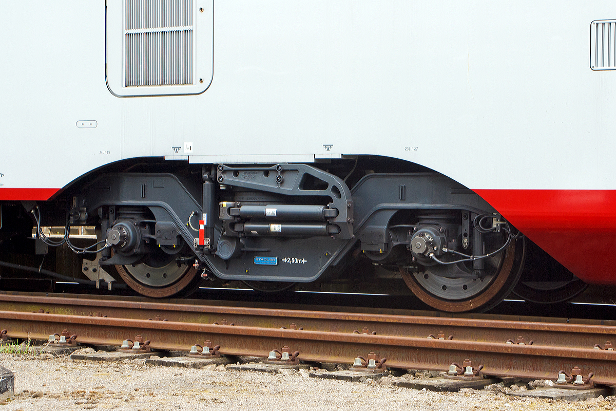 
Detail eines Antriebsdrehgestelles von CFL 2306, ein dreiteiliger Elektrischer Doppelstocktriebzug Stadler KISS, am 14.09.2014 im Bahnhof Wasserbillig.