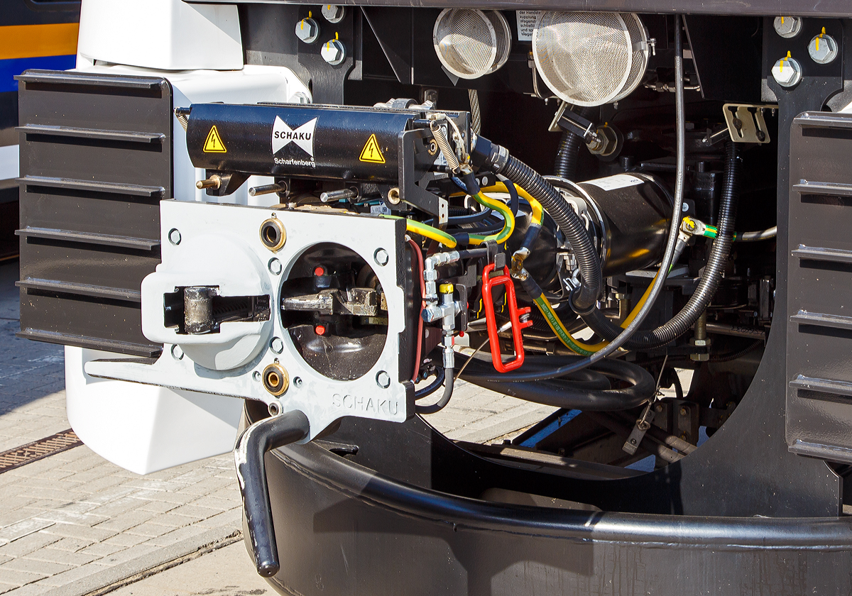 
Detailansicht einer Voith Scharfenbergkupplung Typ 10 (Schaku), mit obenliegender Elektrokupplung, des Siemens Desiro HC 462 083 desRhein-Ruhr-Express (RRX), von Siemens pr�sentiert auf der InnoTrans 2018 in Berlin (hier 18.09.2018).