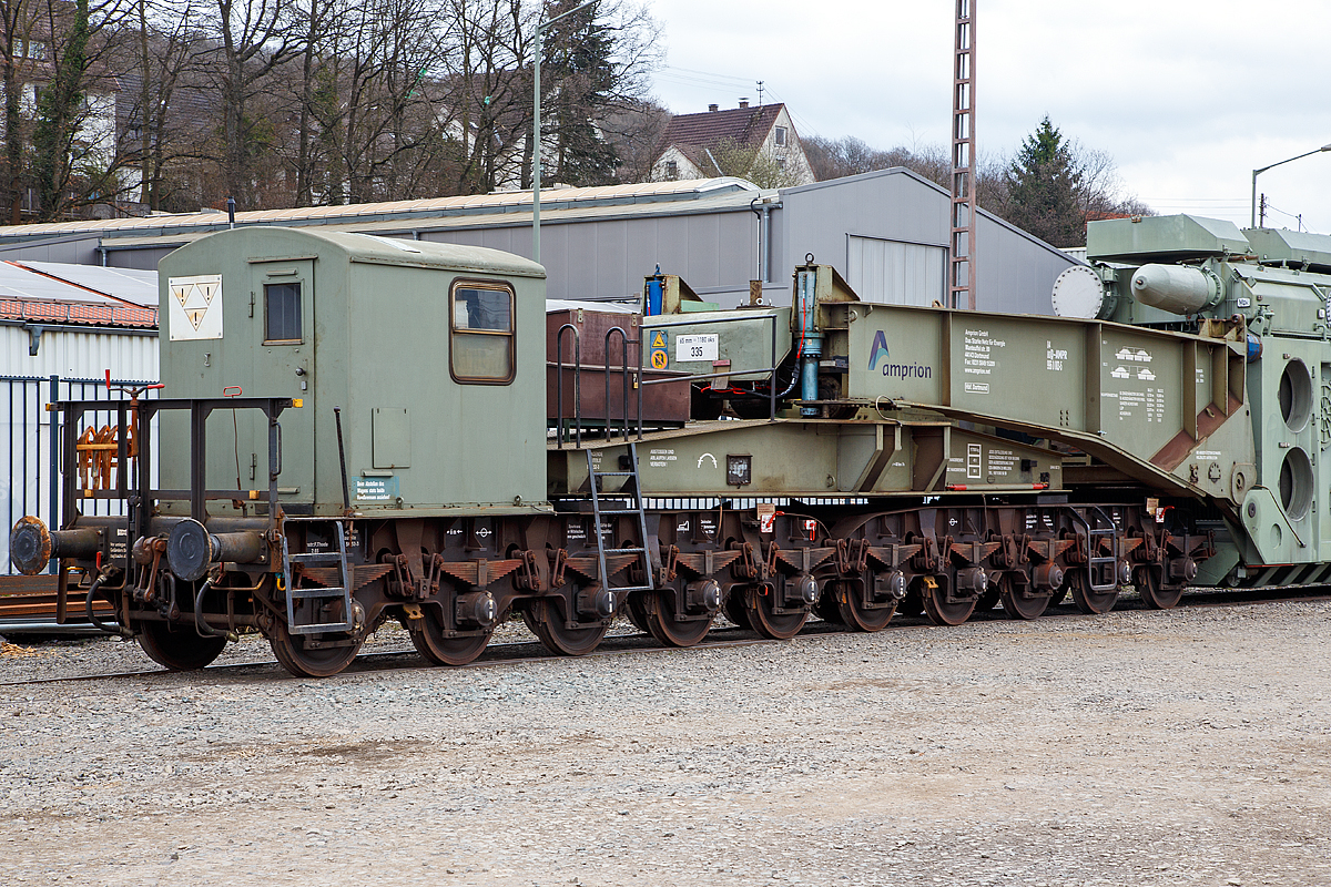 
Detailbild von dem 20-achsigen Tragschnabelwagen der Gattung Uaai 687.9 (84 80 996 0 003-5 D-AMPR) der Amprion GmbH beladen mit einem 150 000 kVA Wandertransformator (Trafo 211) der Trafo-Union (heute Siemens) abgestellt am 17.03.2017 in Kreuztal. 

Die Amprion GmbH ist ein deutscher Übertragungsnetzbetreiber für den Strombereich. Das Unternehmen, welches als Teil des RWE-Konzerns entstand, beschäftigt etwa 1100 Mitarbeiter, sein Hauptsitz befindet sich in Dortmund.

Der Tragschnabelwagen wurde 1961 bei MAN unter der Fabriknummer 146523 gebaut. Es wurden 3 Stück der Bauart Uaai 687.9 hergestellt.

TECHNISCHE DATEN:
Spurweite: 1.435 mm (Normalspur)
Anzahl der Achsen: 20 in 4 Drehgestellen á 5 Achsen
Gattung/Bauart: Uaai 687.9
Länge über Puffer: 32.070 mm (Leerfahrt) / 41.140 mm (mit Trafo)
Drehzapfenabstand 1: 15.886 mm (Leerfahrt) / 24.956 mm (mit Trafo)
Drehzapfenabstand 2 (zw. den DG1+2 / DG 3+4): 7.500 mm
Achsabstand in den Drehgestellen: 1.500 mm
Laufraddurchmesser: 1.000 mm
Eigengewicht: 117 t
Maximale Ladegewicht: 250 t
Achsdruck: 5,85 t (Leerfahrt) / 18,35 t (mit Trafo)
Meterlast: 3,65 t/m (Leerfahrt) / 8,92 t/m (mit Trafo)
Höchstgeschwindigkeit: 90 km/h (Leerfahrt) / 40 km/h (Beladen)
Kleinster befahrbarer Gleisbogenhalbmesser: 75 m
Tragende Bauteile gefertigt aus: MSt 52-3
Bauart der Handbremse: bodenbedienbare Handbremse 2 x 45 t