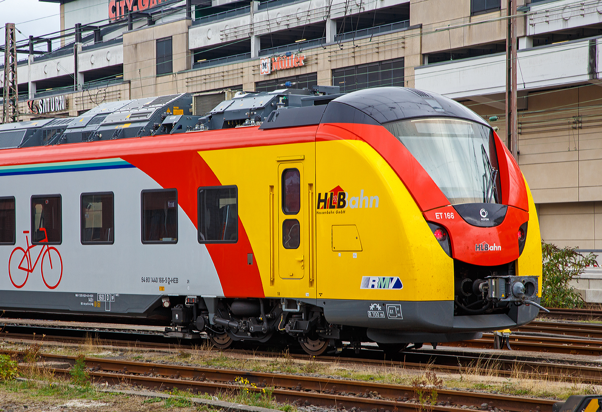 
Detailbild von dem ET 166 (94 80 1440 166-5 D-HEB) ein vierteiliger Niederflur-Elektrotriebwagen vom Typ Alstom Coradia Continental der HLB (Hessische Landesbahn) am 28.10.2018 beim Hbf Siegen. 