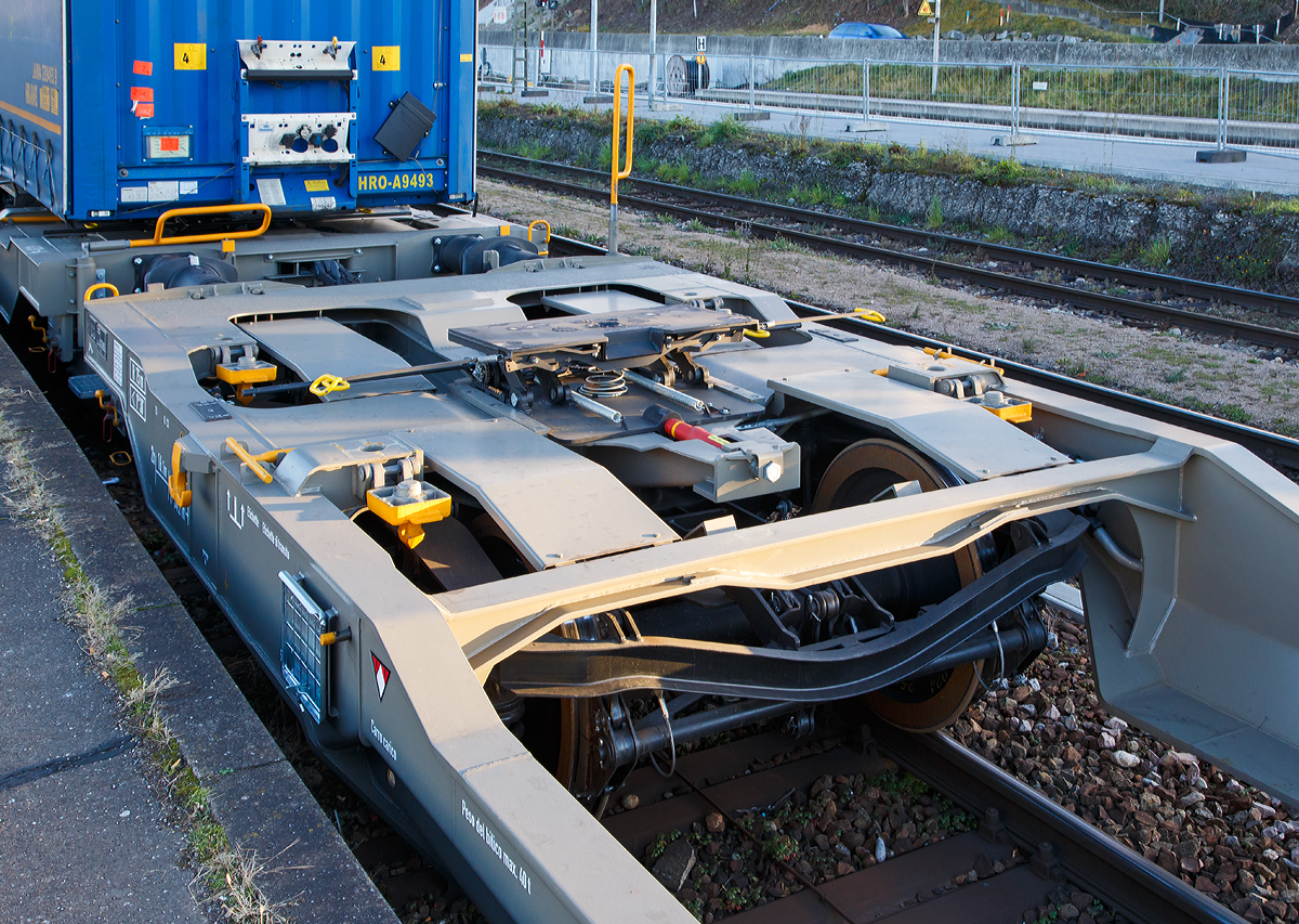 Detailbild von dem sechsachsigen Gelenk-Taschenwagen (Doppeltaschenwagen Typ T3000es in Gelenkbauart ) der Gattung Sdggmrss (33 85 4992 447-4 CH-HUPAC) am 29.12.2017 im Bahnhof Weil am Rhein.

Hier sieht man auch gut den h�henverstellbaren St�tzbock (Sattelauflage).