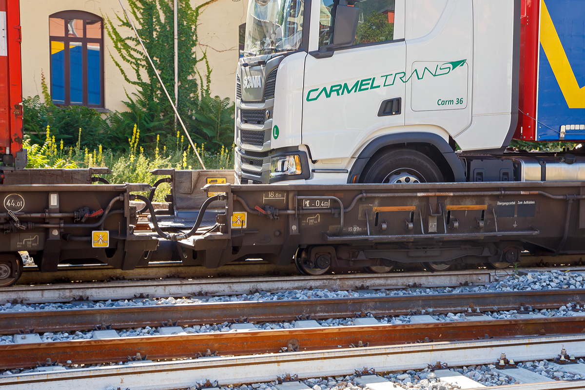 
Detailbild von einem 4-achsigen Drehgestell gummigefedert BA 690 eines 8-achsiger Niederflurwagen »Rollende Landstraße« der Gattung Saadkms, der RAlpin AG, am 03.08.2019 im Zugverband in Domodossola. Hier sieht man deutlich wie klein doch die Räder sind, wobei es hier schon die größere Version ist.

TECHNISCHE DATEN:
Spurweite: 1.435 mm
Achsabstand in den Drehgestellen: 750 / 700 / 750 mm
Laufkreisdurchmesser: 380 (neu) / 355 mm (abgenutzt)
Max. Radsatzlast: 8,25 t 
Radsatzlager: TAROL100/175.578693.- (Ø 100x175x120 mm)
Die Radsätze sind in jeweils zwei TAROL-Einheiten mit Lamellenringabdichtung gelagert. TAROL-Einheiten sind zweireihige Kegelrollenlager, die werkseitig spieleingestellt, gefettet und abgedichtet sind.
