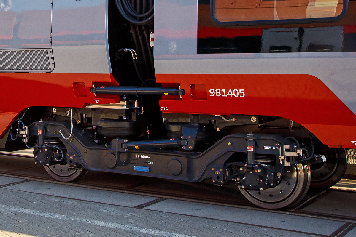 
Detailbild eines Jakobs-Drehgestelles des GA 755 401 (British Rail Class 755/4), ein vierteiliger FLIRT-Triebzug mit bimodalem Antrieb (BMU) f�r Greater Anglia (GB), der von Stadler auf der InnoTrans 2018 in Berlin (18.09.2018) pr�sentiert wurde. Die Jakobs-Drehgestelle sind alle als Laufdrehgestelle ausgef�hrt, die Triebdrehgestelle sind am Anfang und Ende des Zuges untergebracht.
